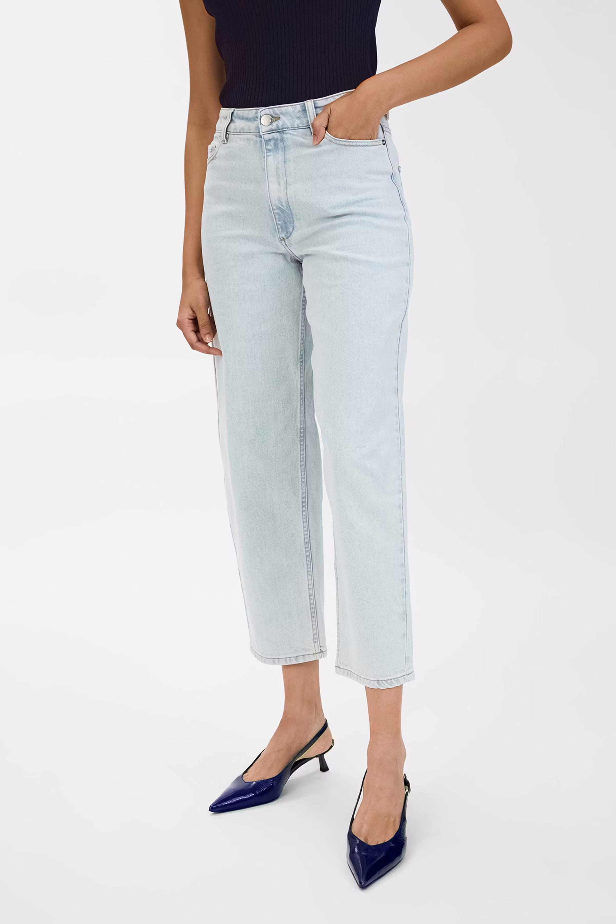 PETRA JEANS LOOKBOOK FRONT 30600612-BL806