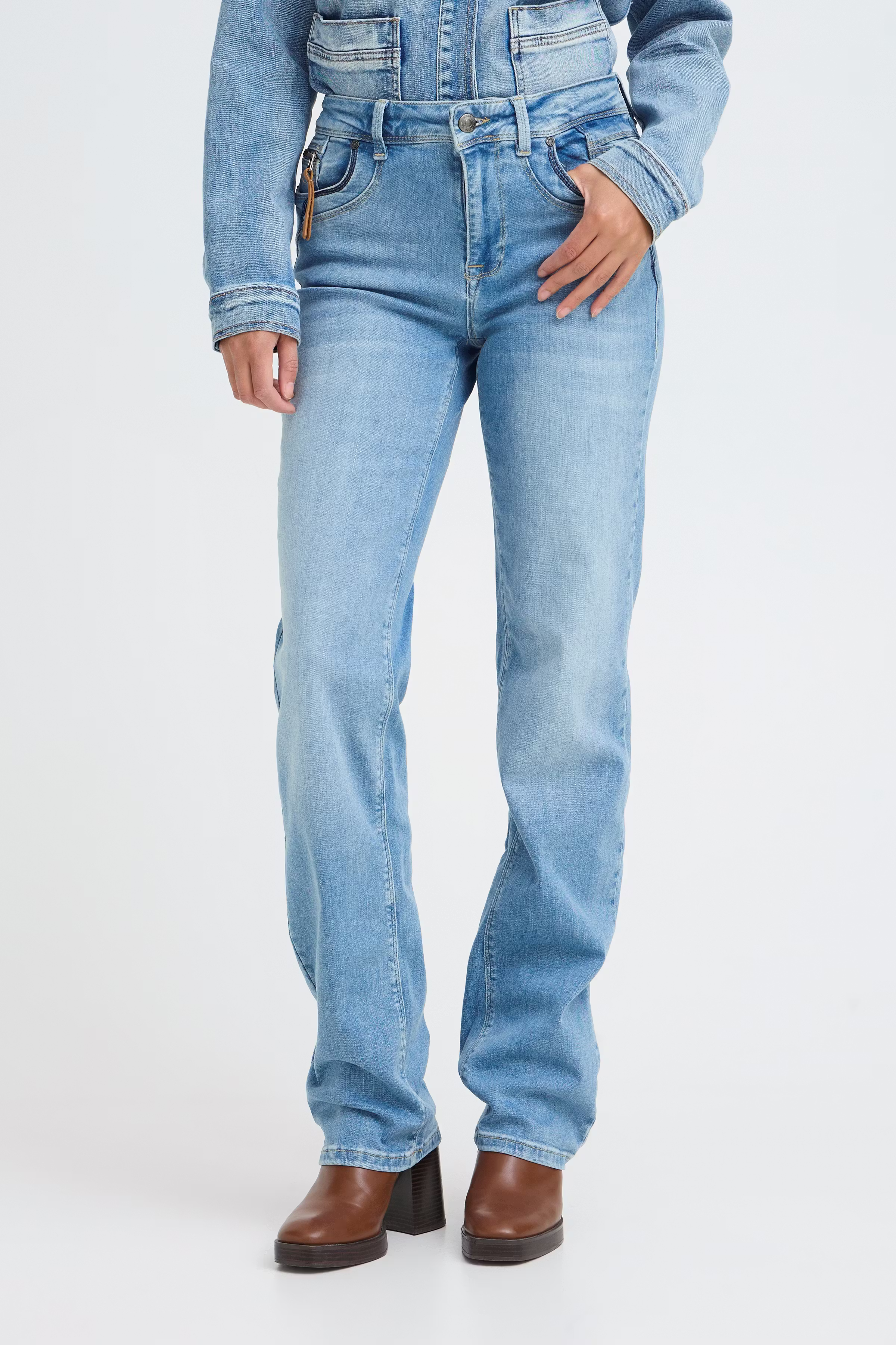 PZKAROLINA HW Jeans Straight Leg LOOKBOOK FRONT 50205580-200008