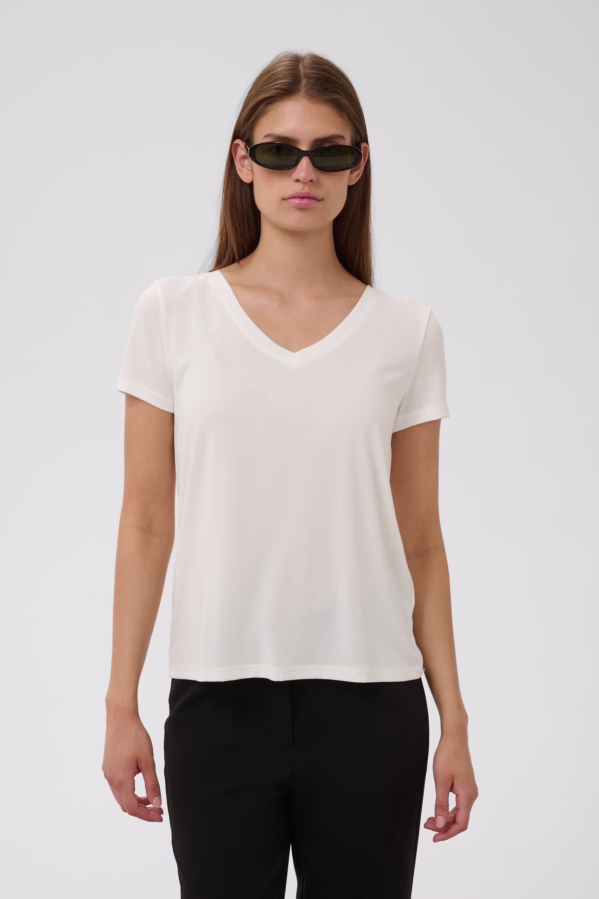 SLColumbine V-neck T-shirt LOOKBOOK FRONT 30404284-40093