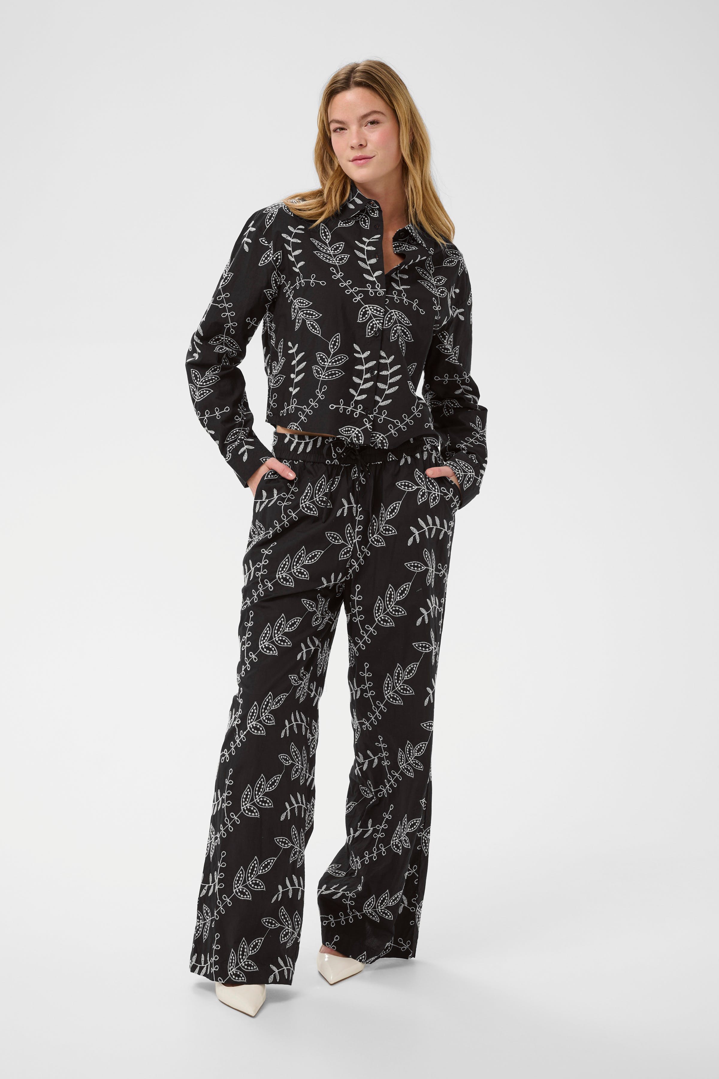 KAelora Byxor LOOKBOOK FRONT 10511310-109006