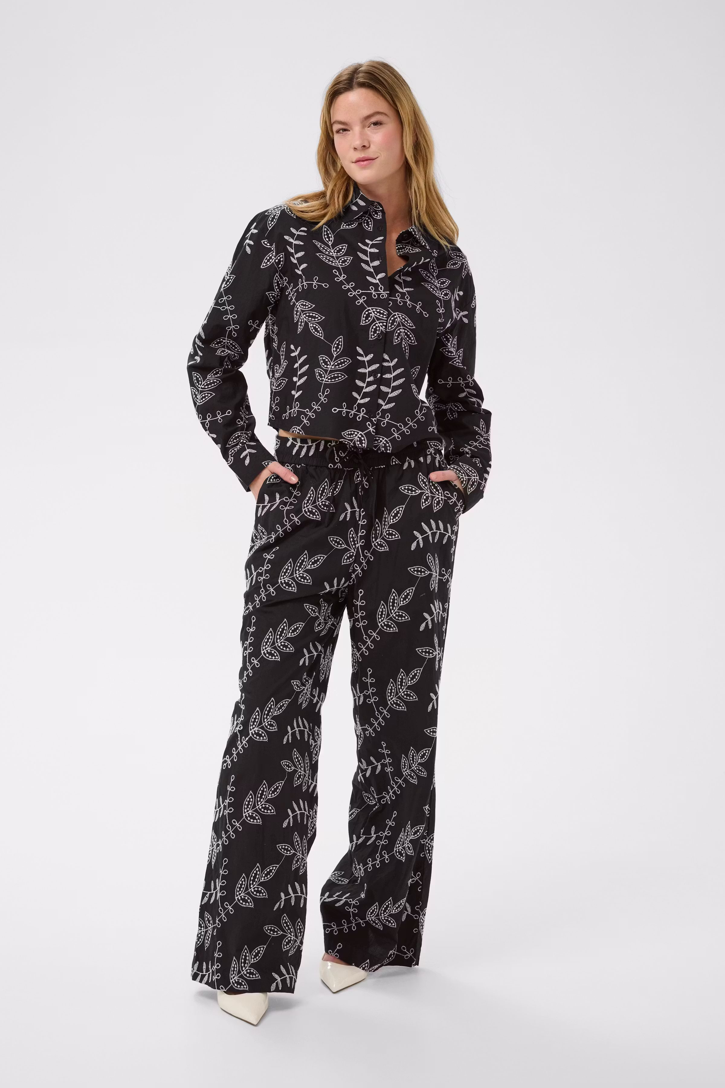 KAelora Byxor LOOKBOOK FRONT 10511310-109006