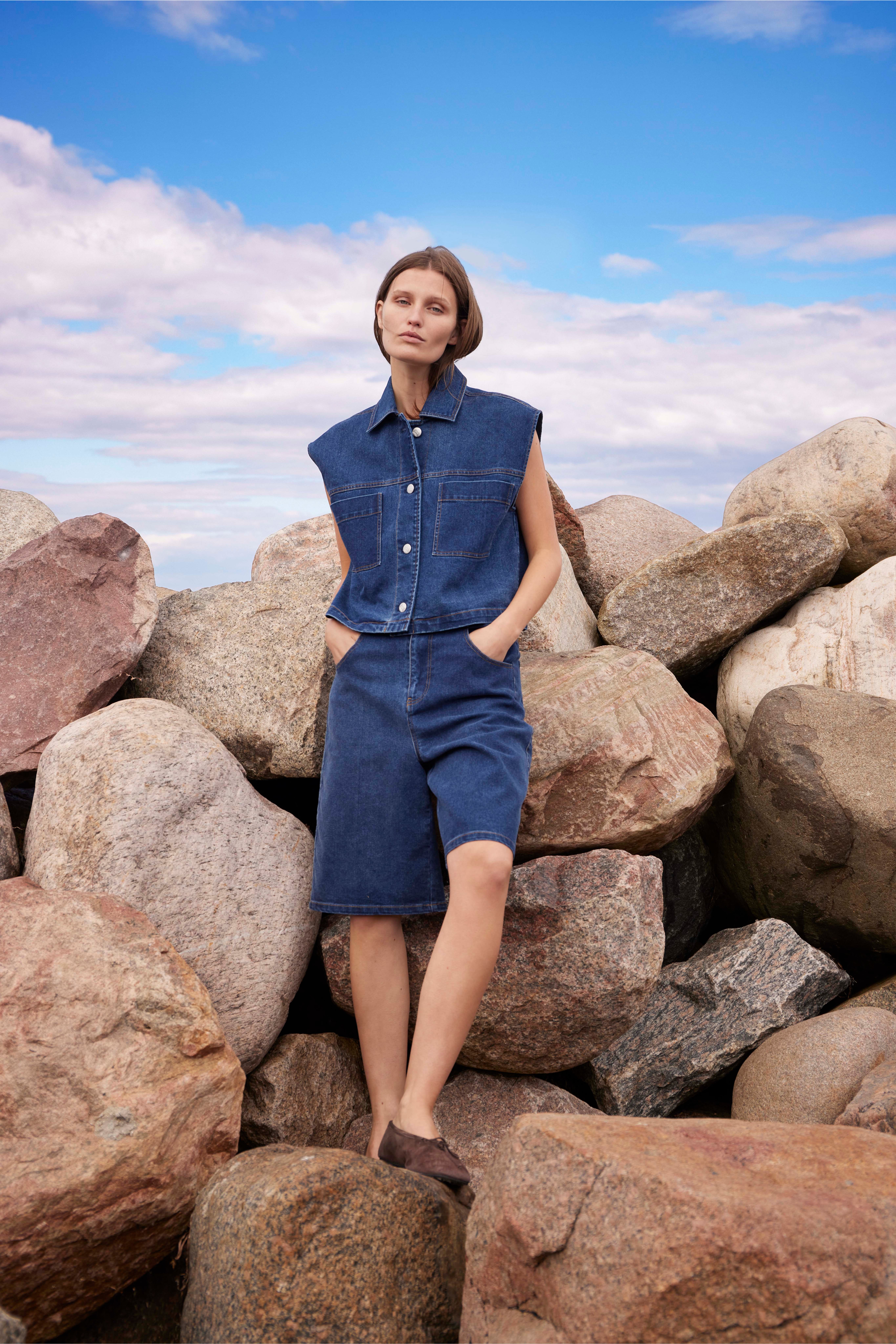 SLCalianna Vest LOCATION NONE 30408476-301728