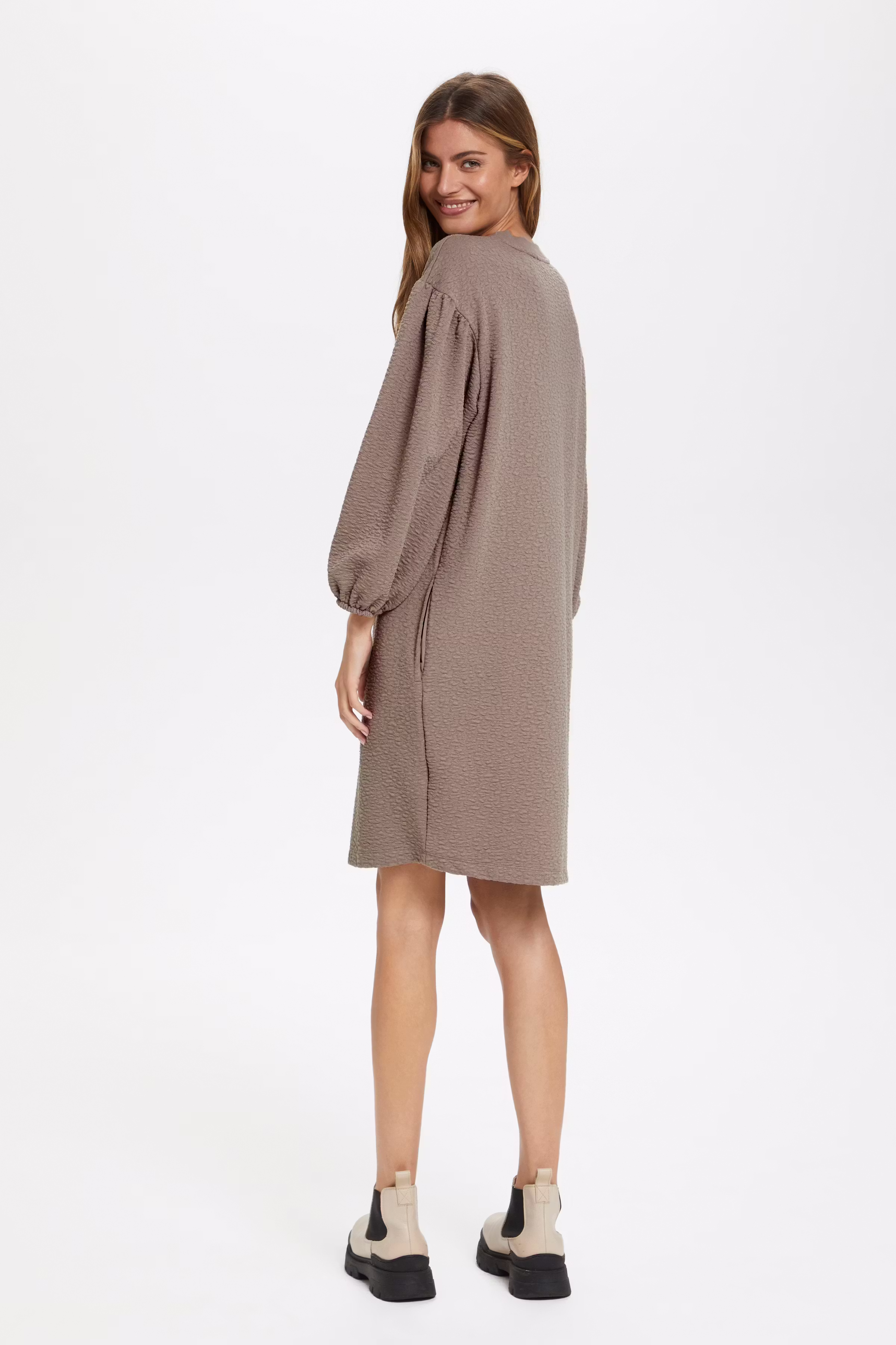 KadieSZ Dress

 LOOKBOOK BACK 30511698-181210