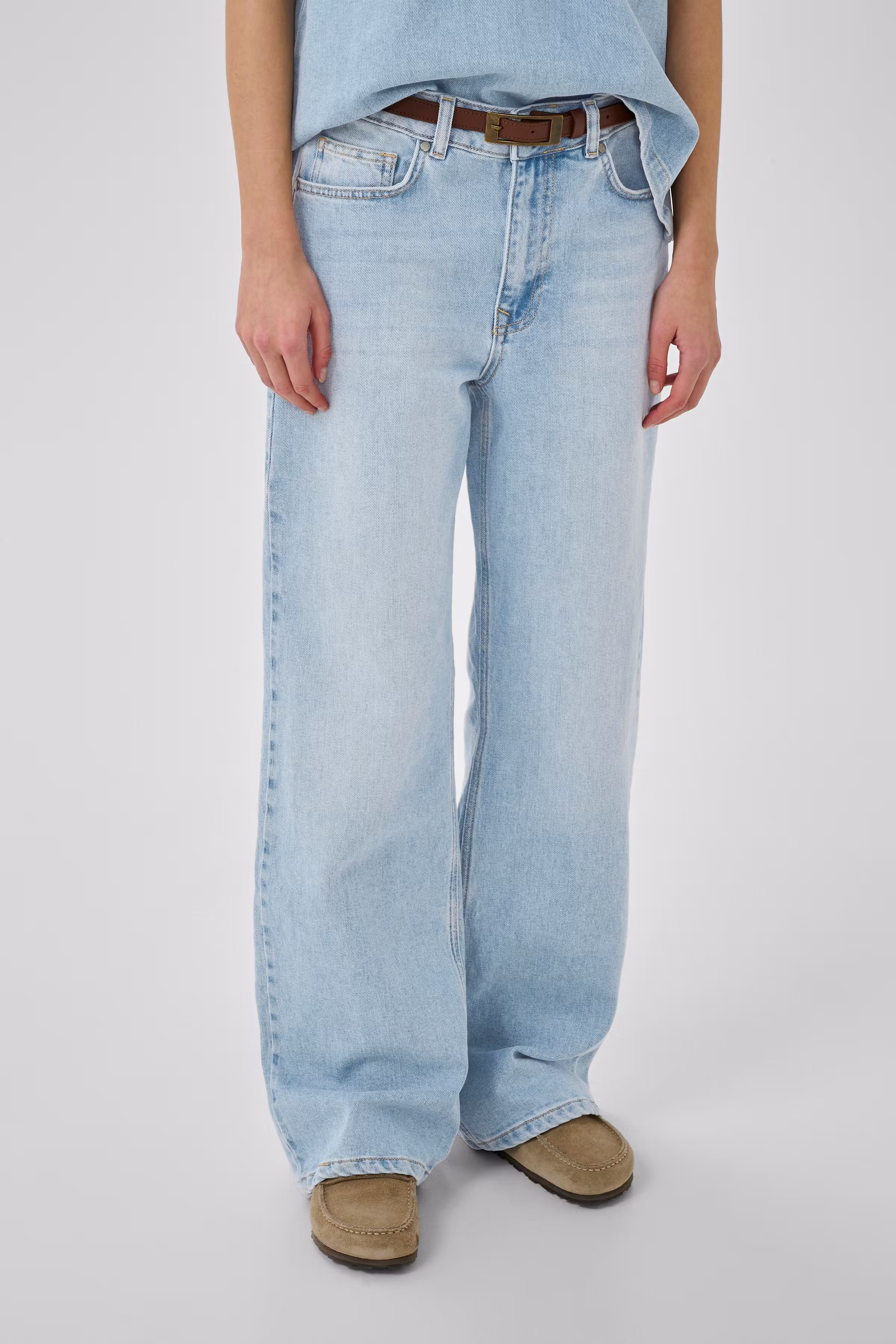 05 THE LOUIS HIGH WIDE JEANS LOOKBOOK FRONT 10704222-100045