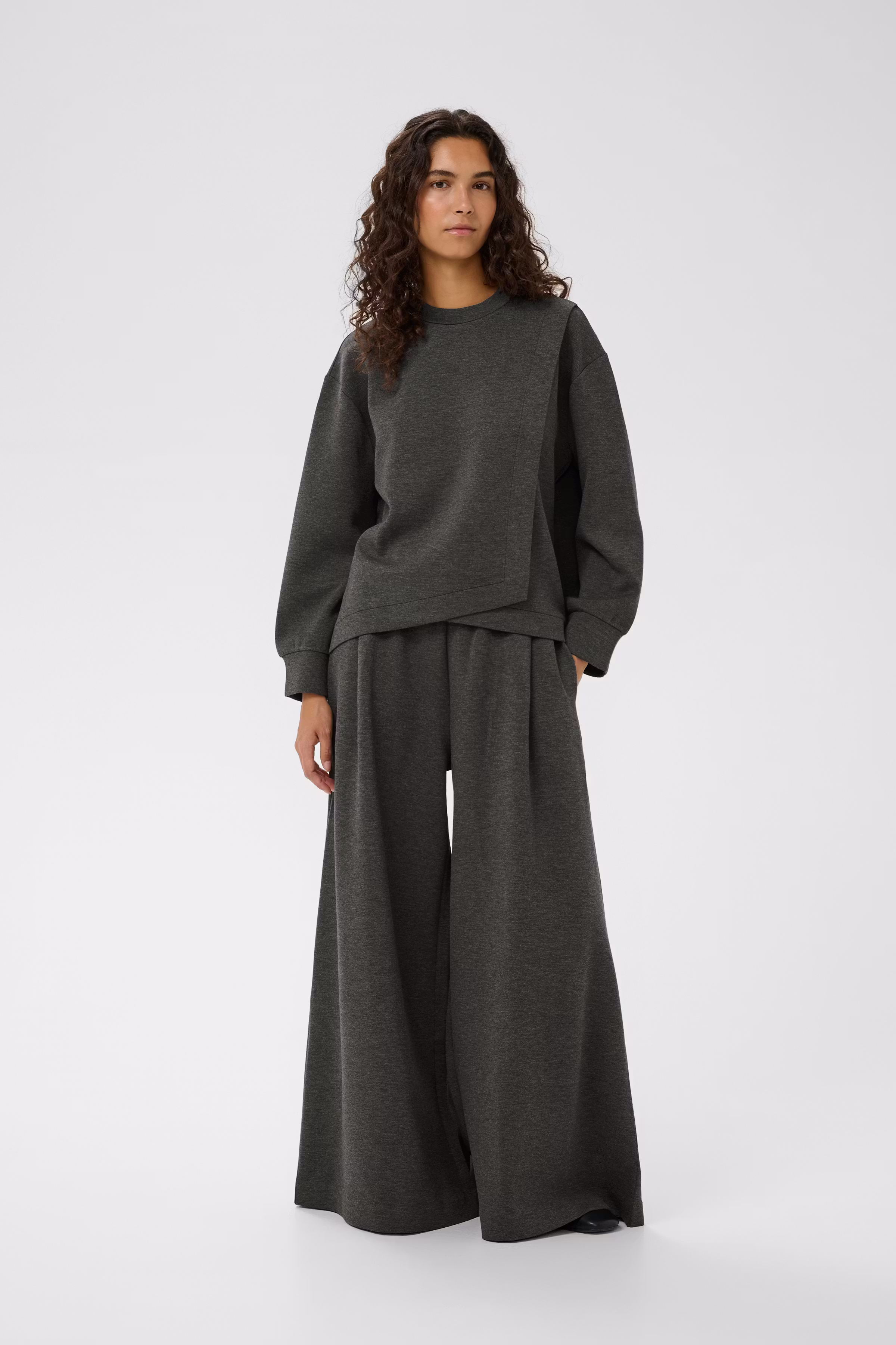 GidaIW Sweatshirt LOOKBOOK FRONT 30111104-300596