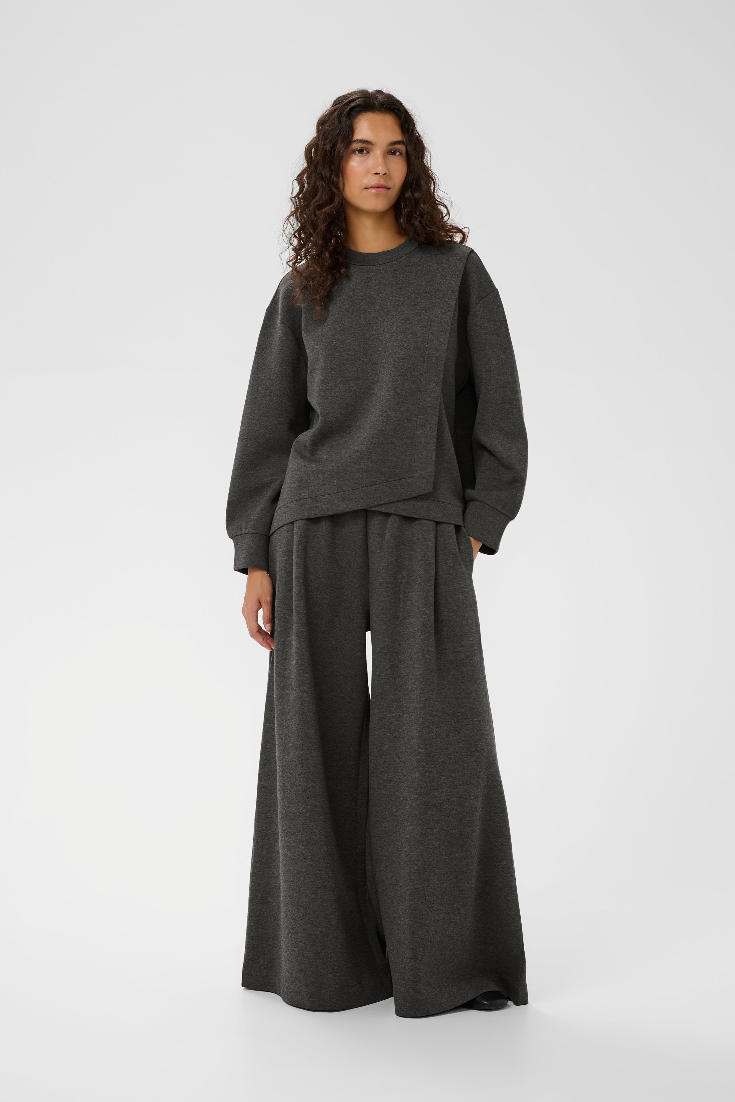 GidaIW Sweatshirt LOOKBOOK FRONT 30111104-300596