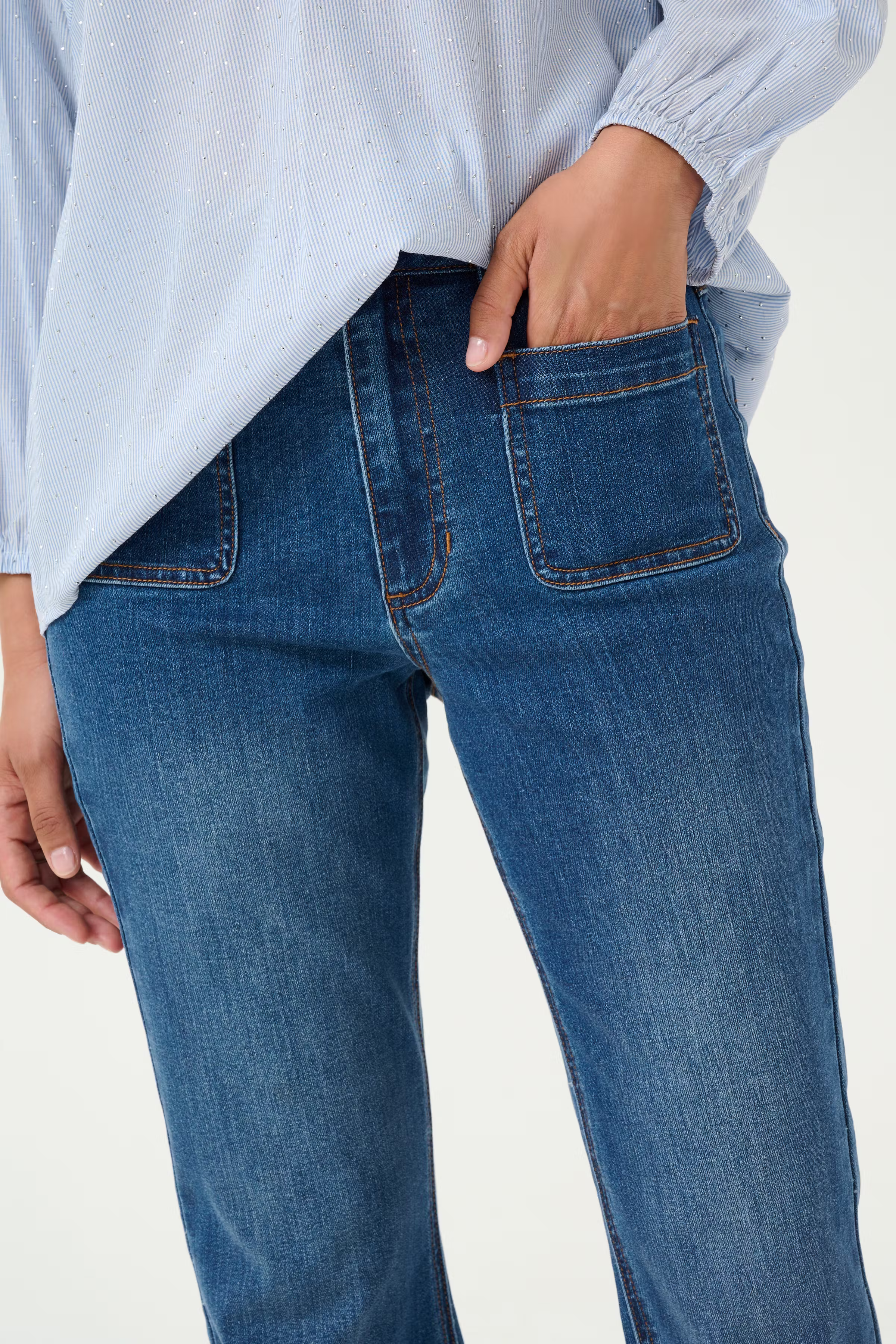 KAsinem Flared Jeans LOOKBOOK DETAIL 10508464-102272