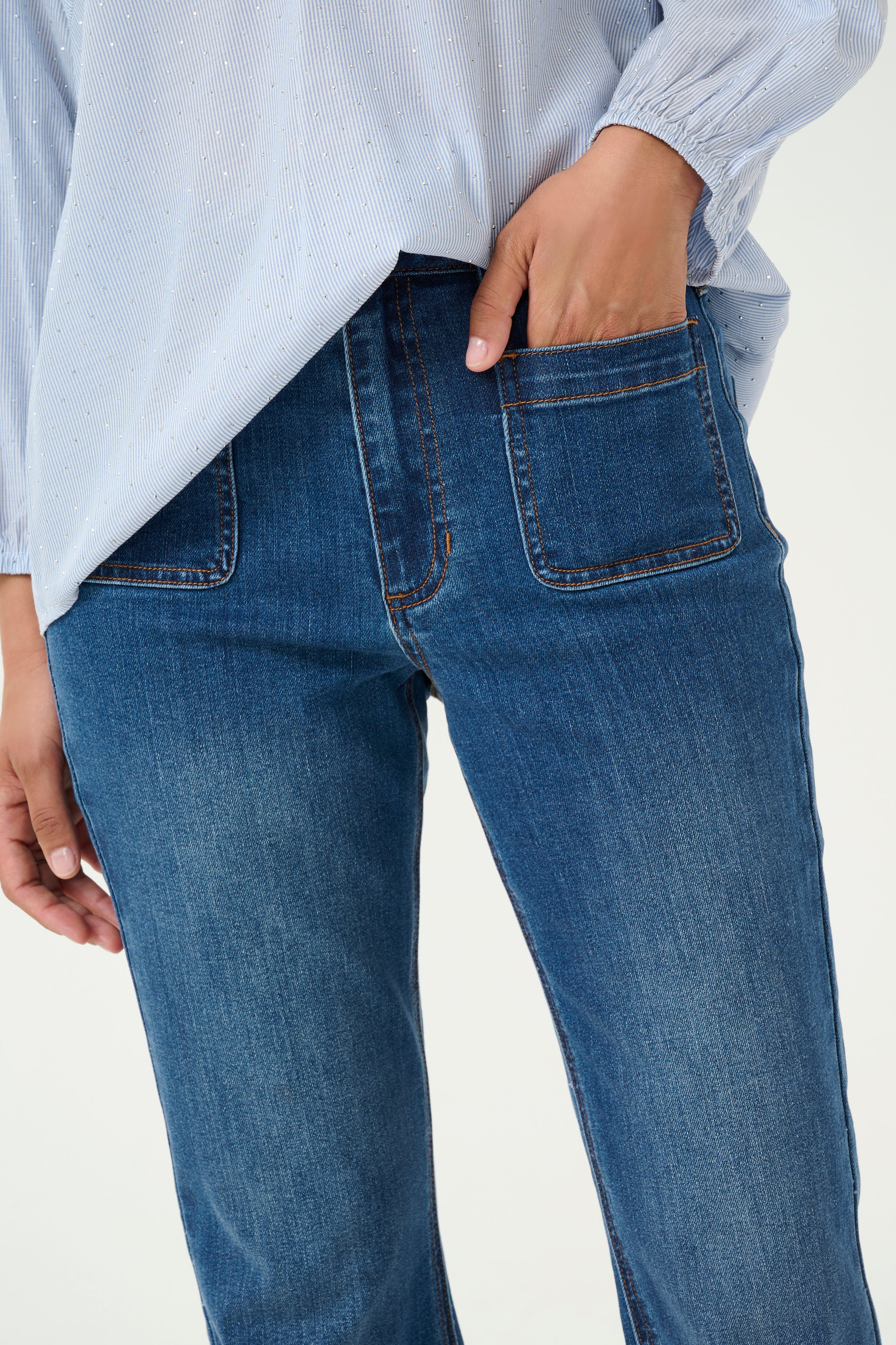 KAsinem Flared Jeans LOOKBOOK DETAIL 10508464-102272