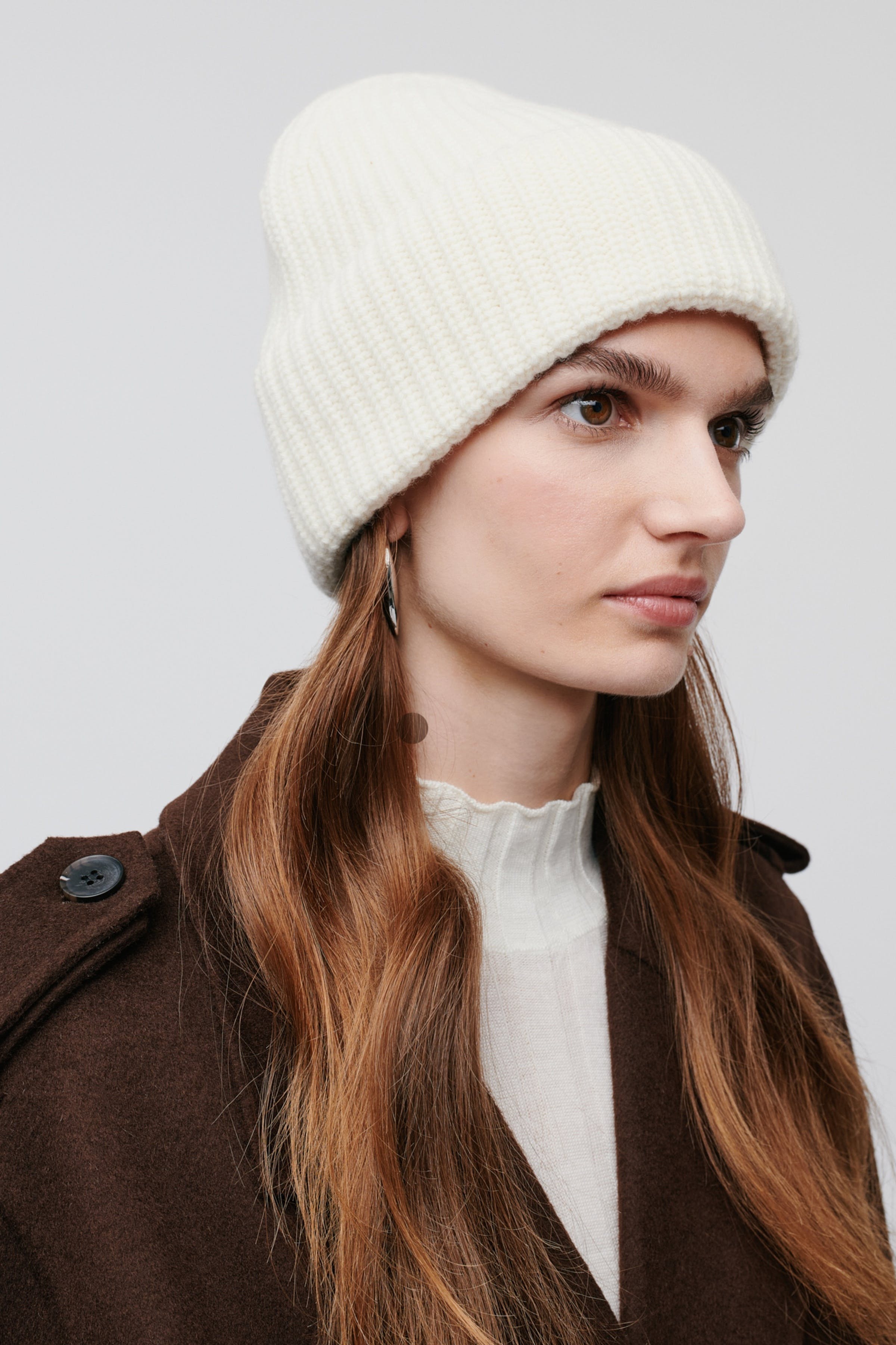 AMBER BEANIE LOOKBOOK DETAIL 30600716-WH020