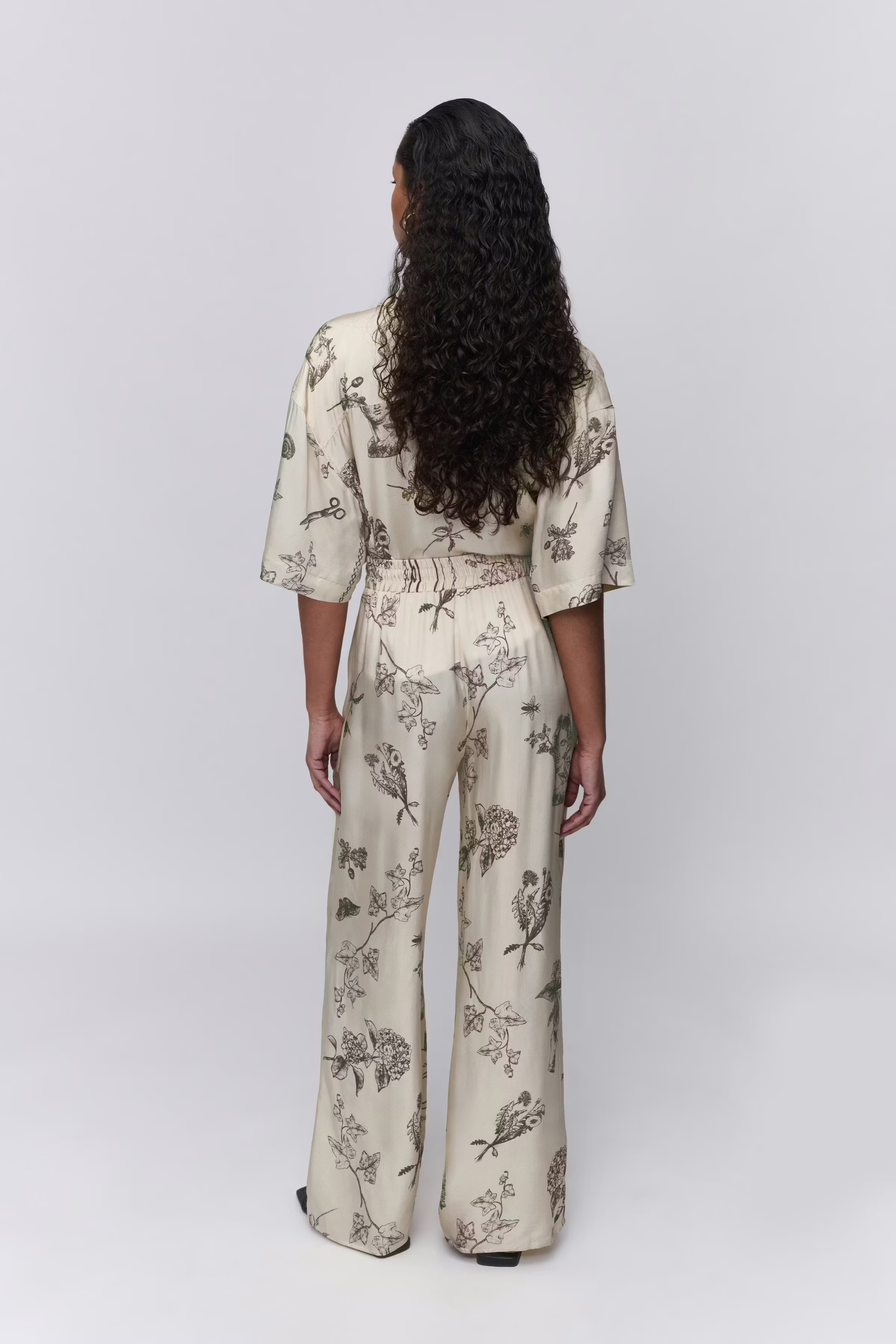 IOPIA Trousers LOOKBOOK BACK 30600637-MC2173