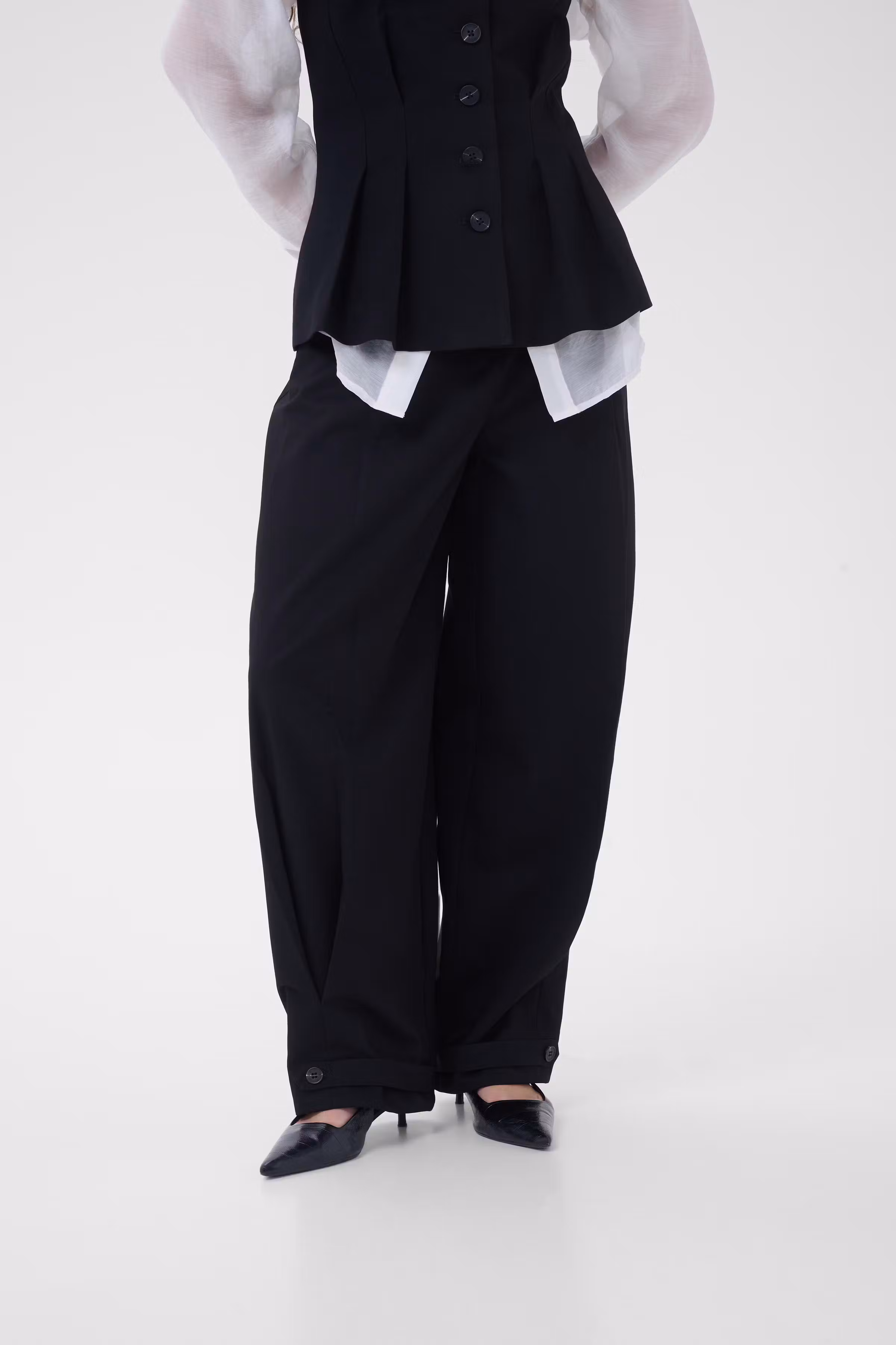 MWEvelina Barrel pants LOOKBOOK FRONT 10705749-100031