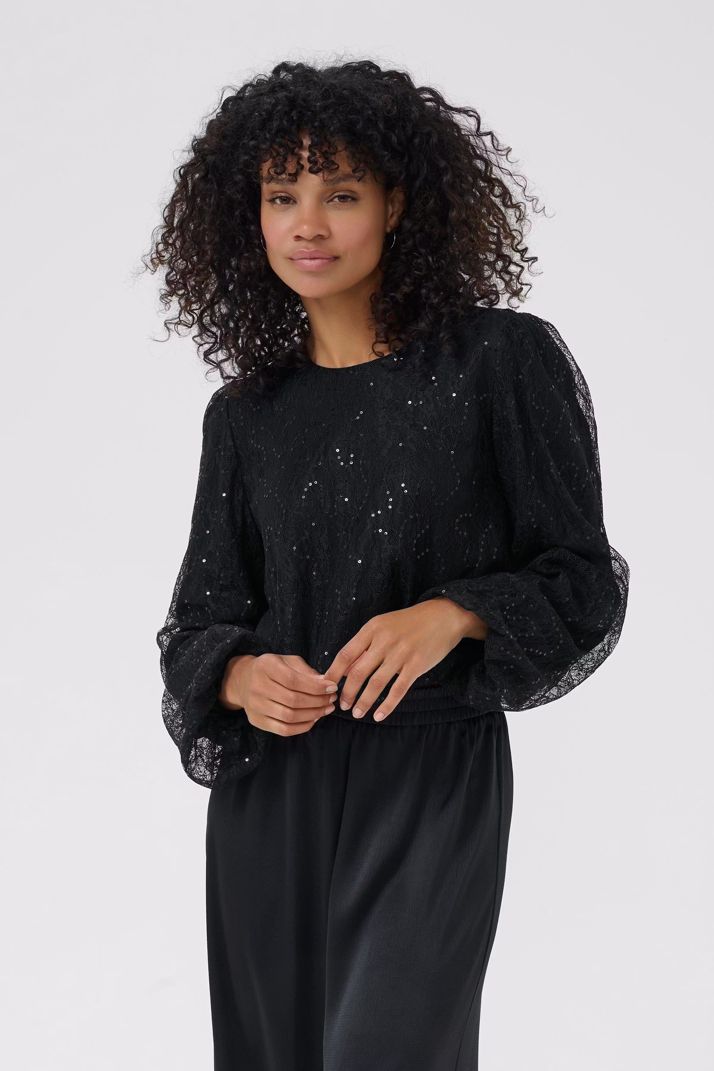 KAotilia Blouse LOOKBOOK FRONT 10510968-100121