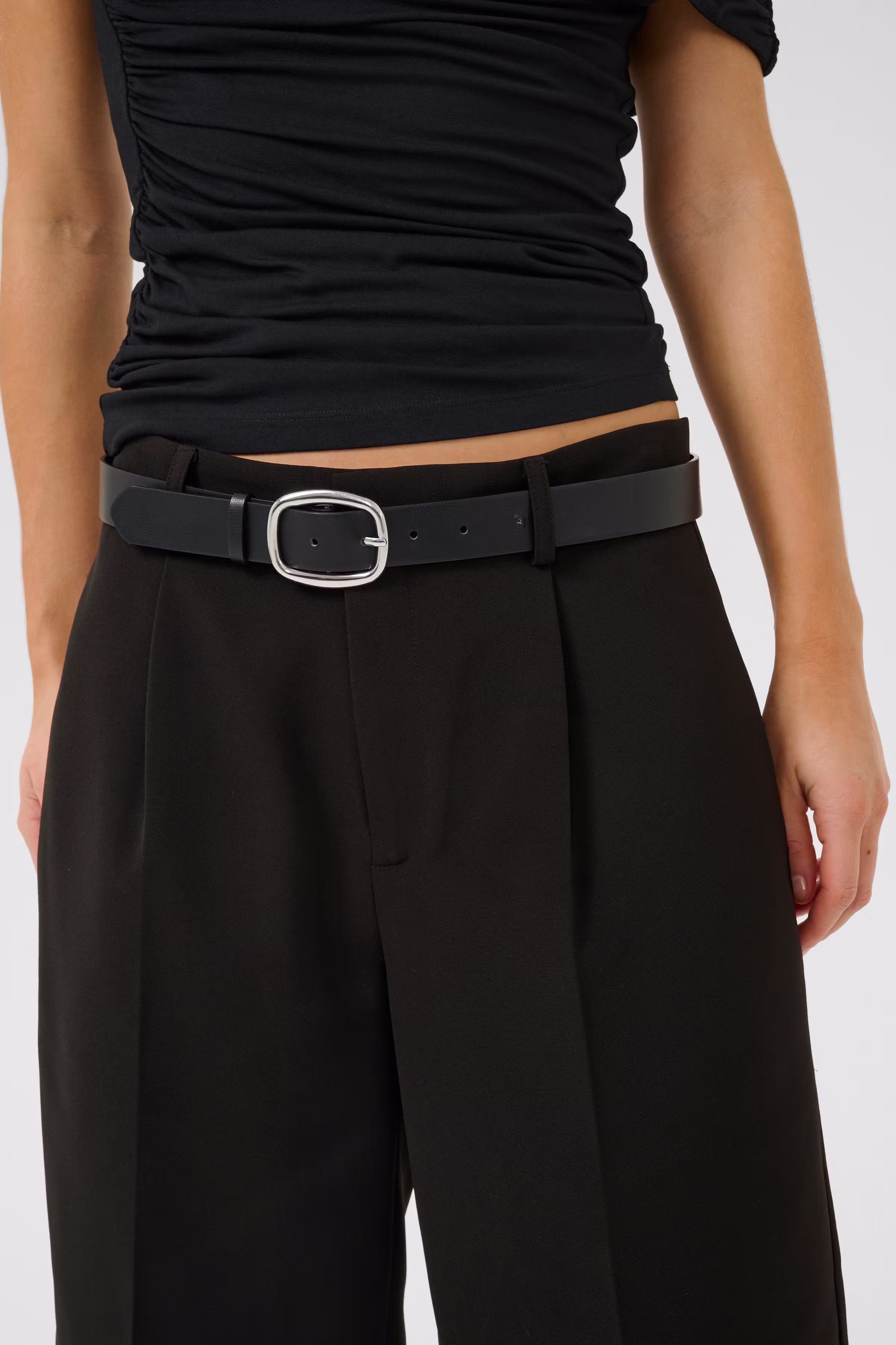 YolaMW Bermuda Shorts LOOKBOOK DETAIL 10705145-100031