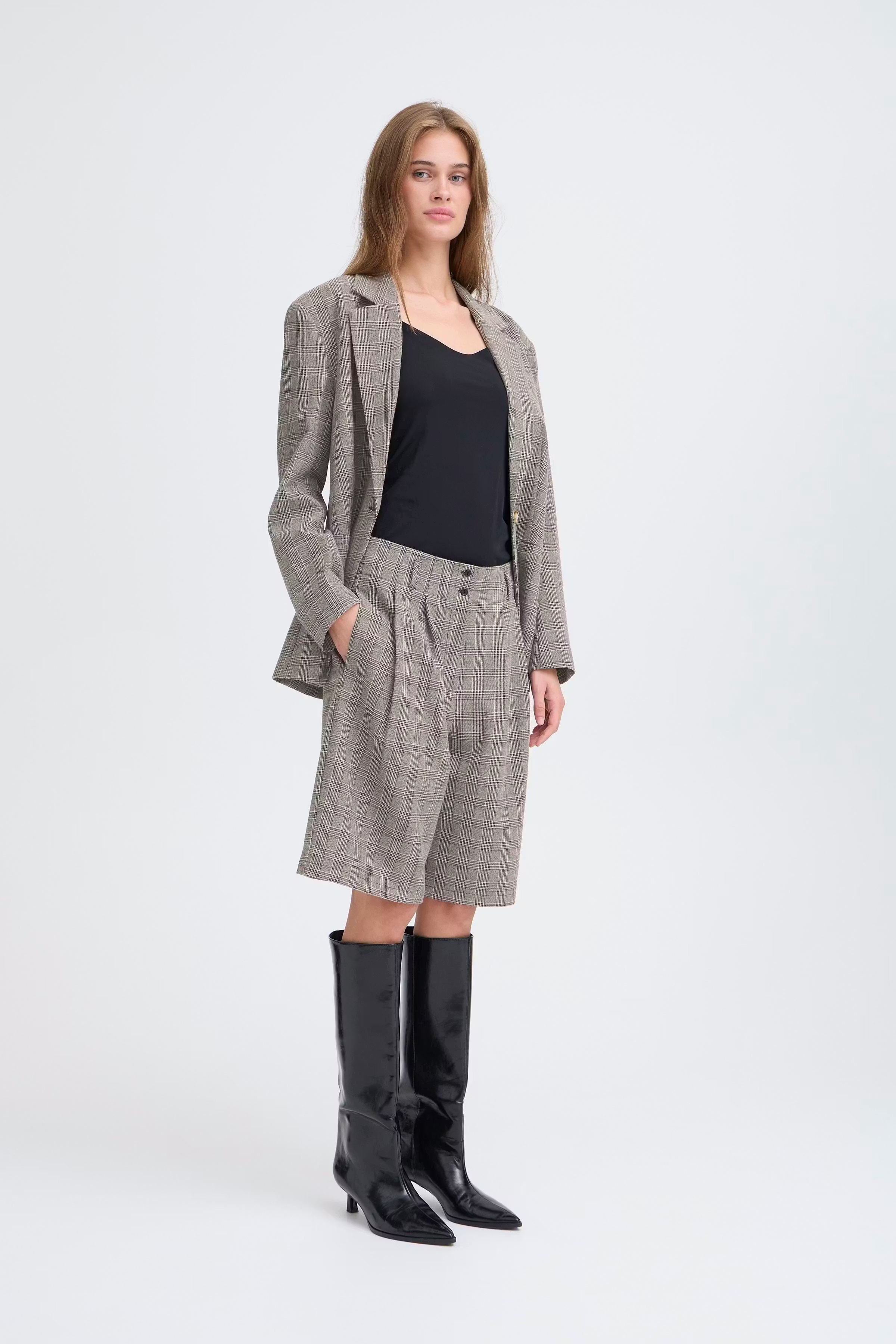 IHXROSIE Shorts LOOKBOOK FRONT 20123914-205640