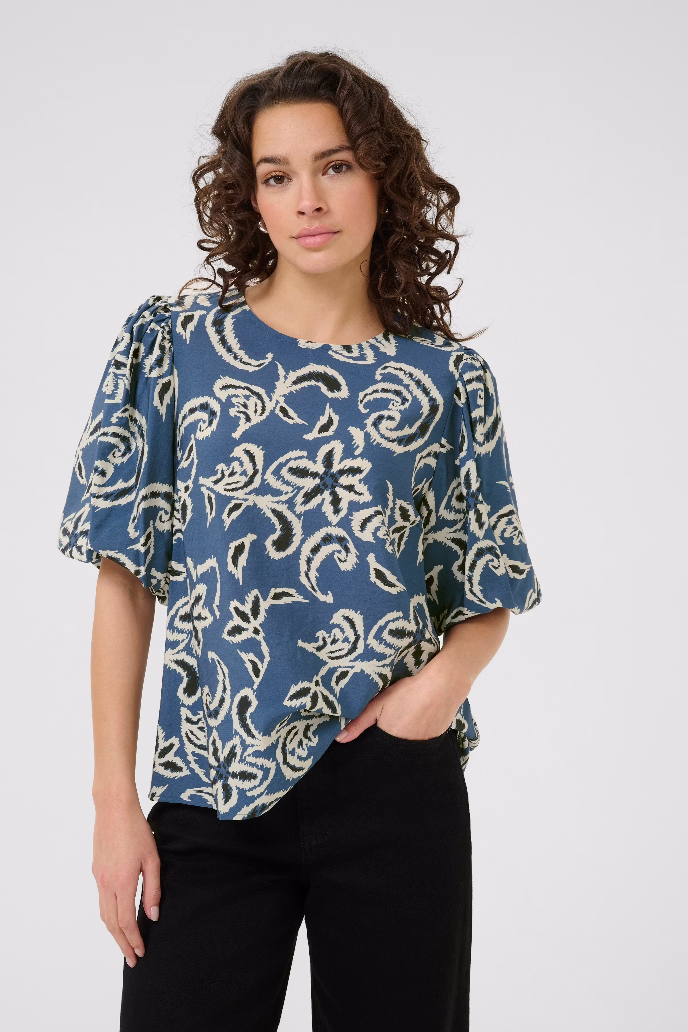 KAdahlia Blouse LOOKBOOK FRONT 10510569-108221