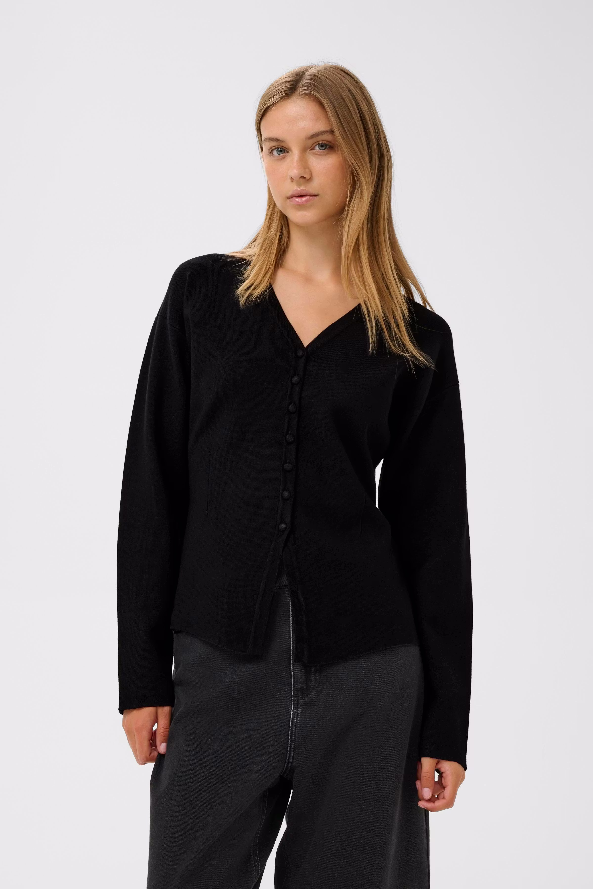 YenahIW Fitted Cardigan LOOKBOOK FRONT 30111125-194008