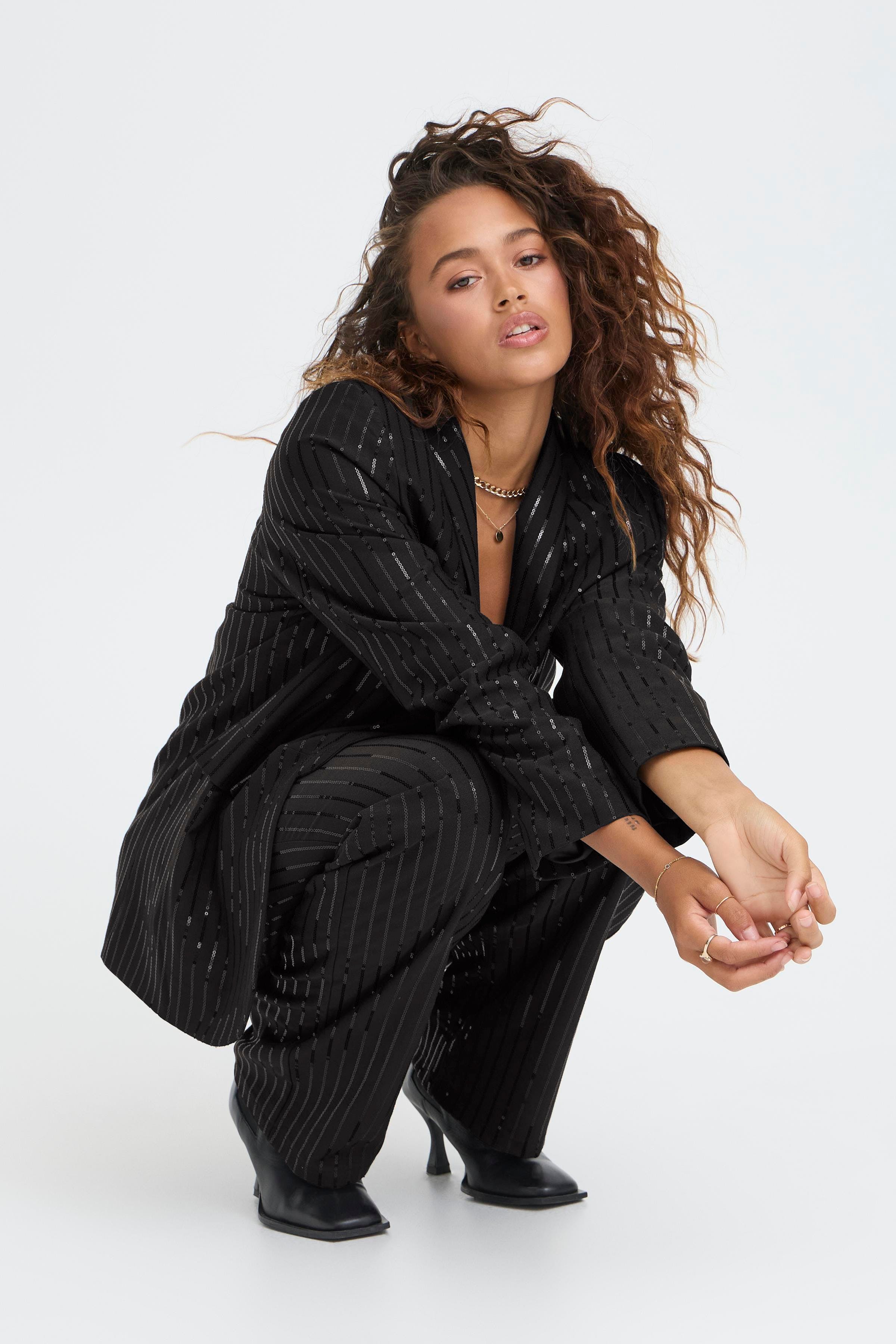 SBIVY Blazer LOOKBOOK FRONT 22101120-190303