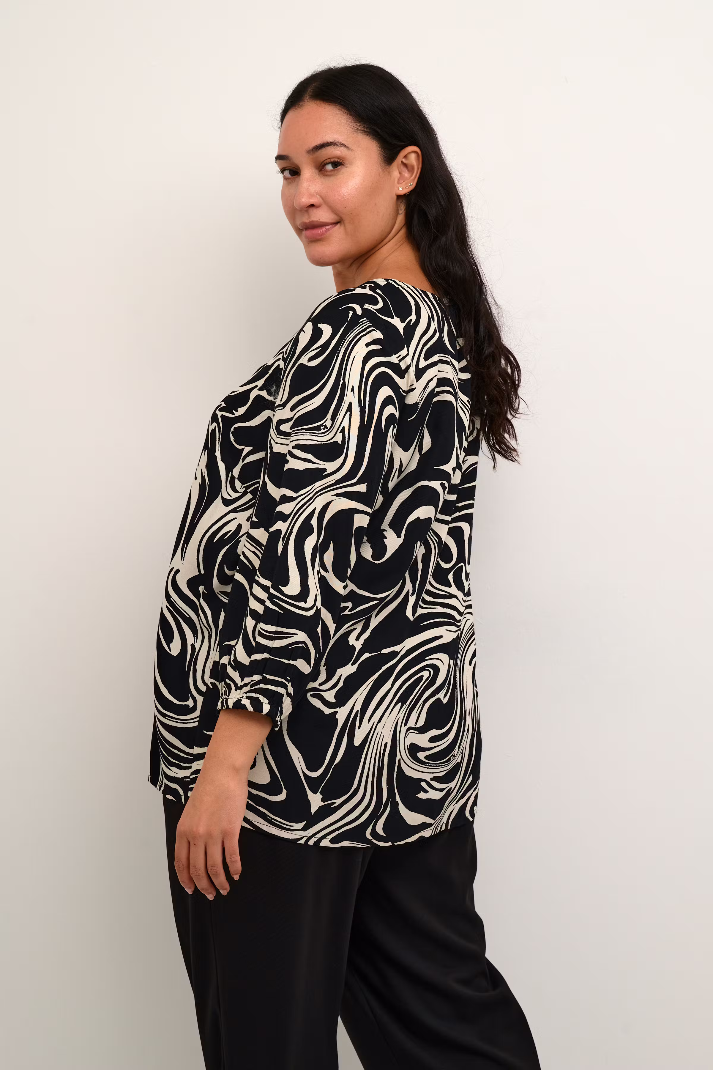 KCcala Blouse LOOKBOOK BACK 10582164-105424