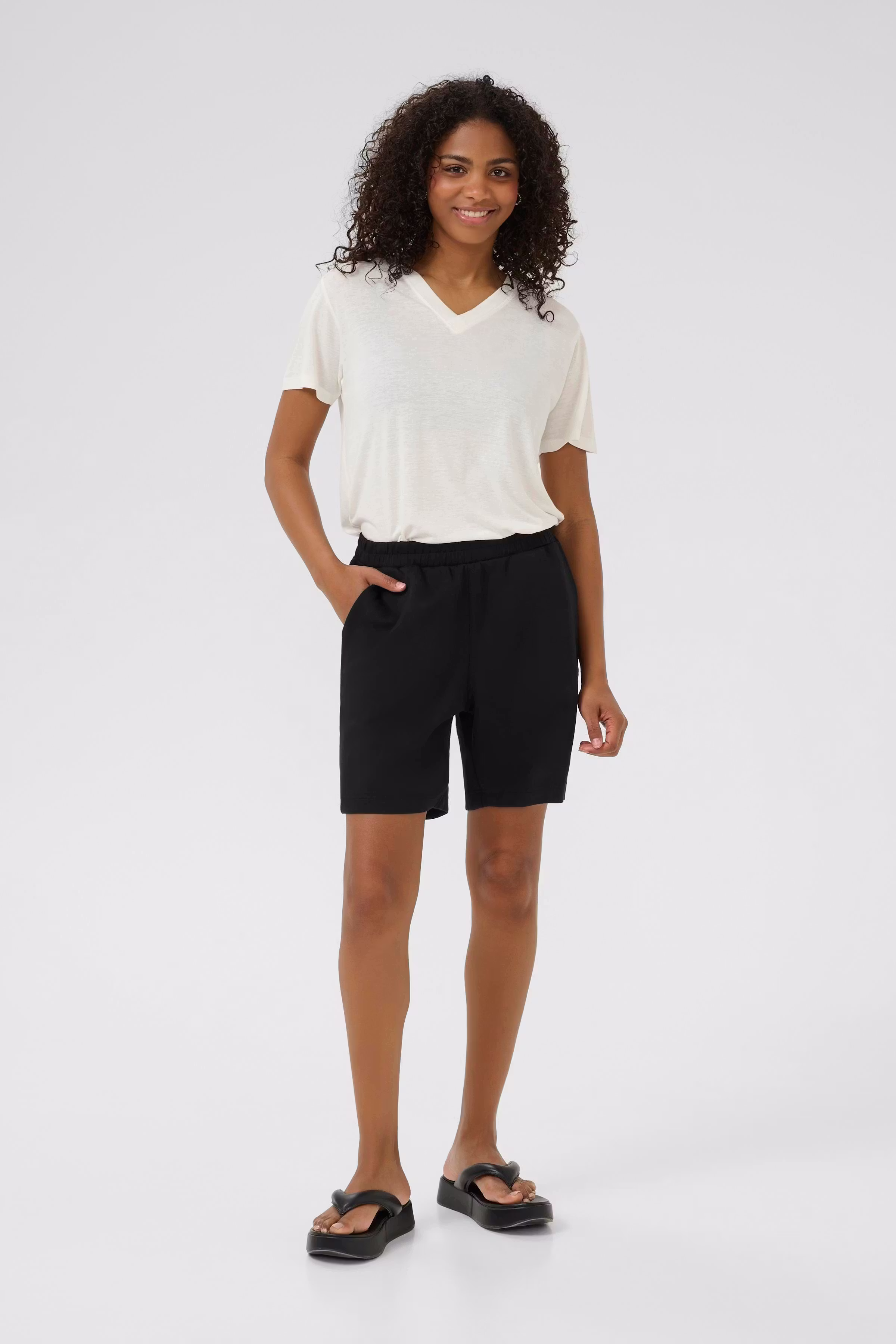 KAannika Shorts LOOKBOOK FRONT 10510002-100121