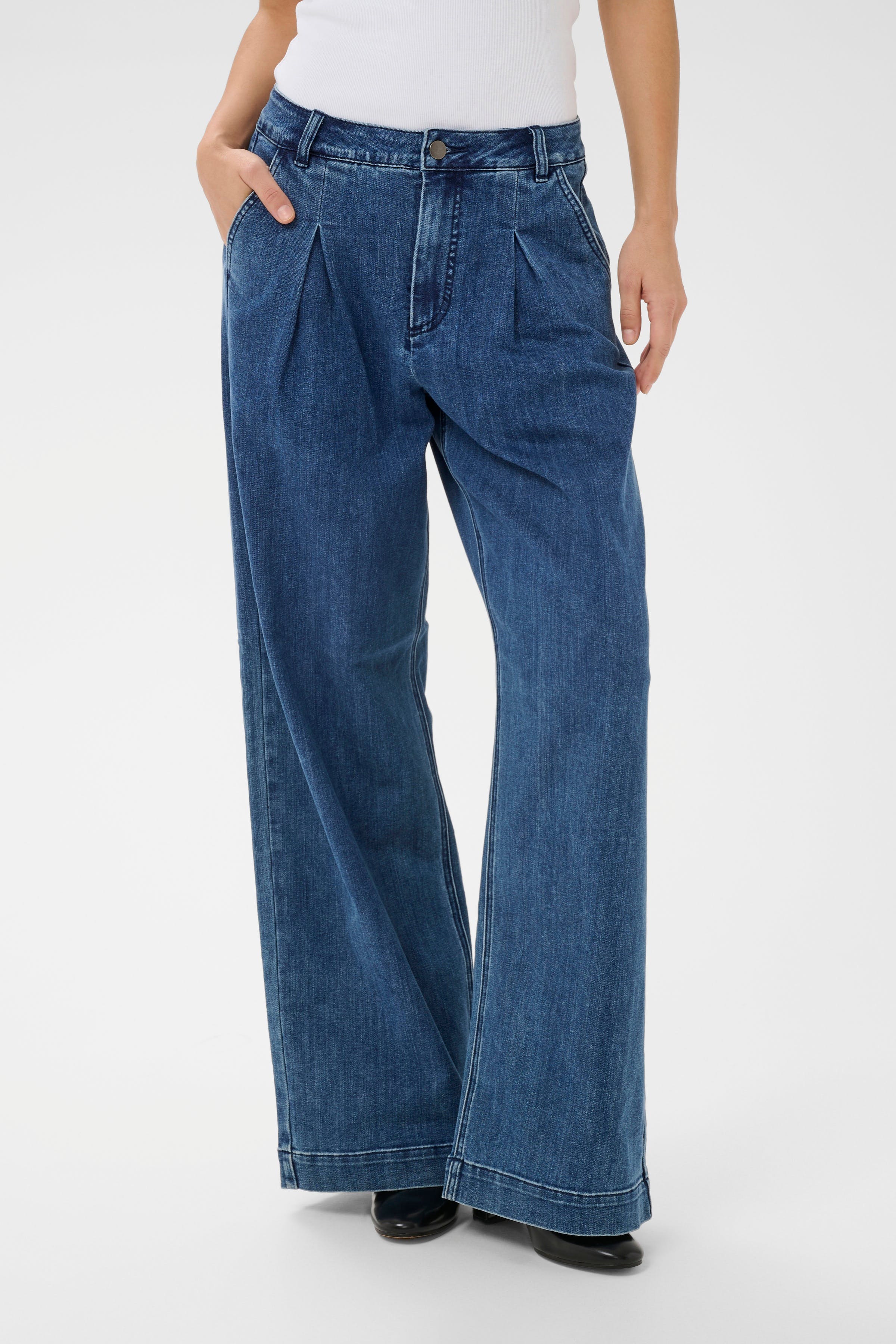 KAlea Wide Jeans LOOKBOOK FRONT 10509348-102272