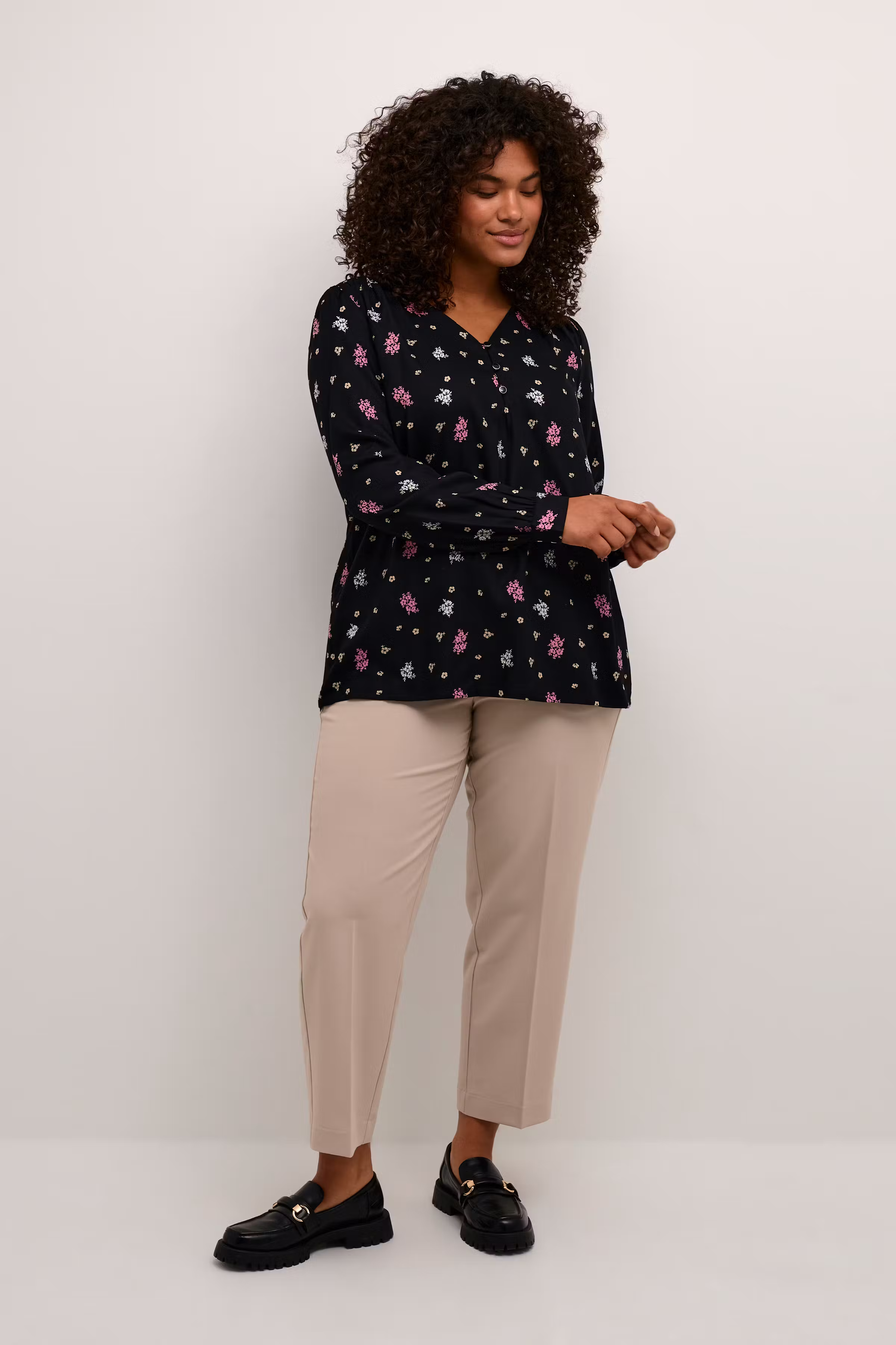 KCdalia Blouse LOOKBOOK FRONT 10581976-105282