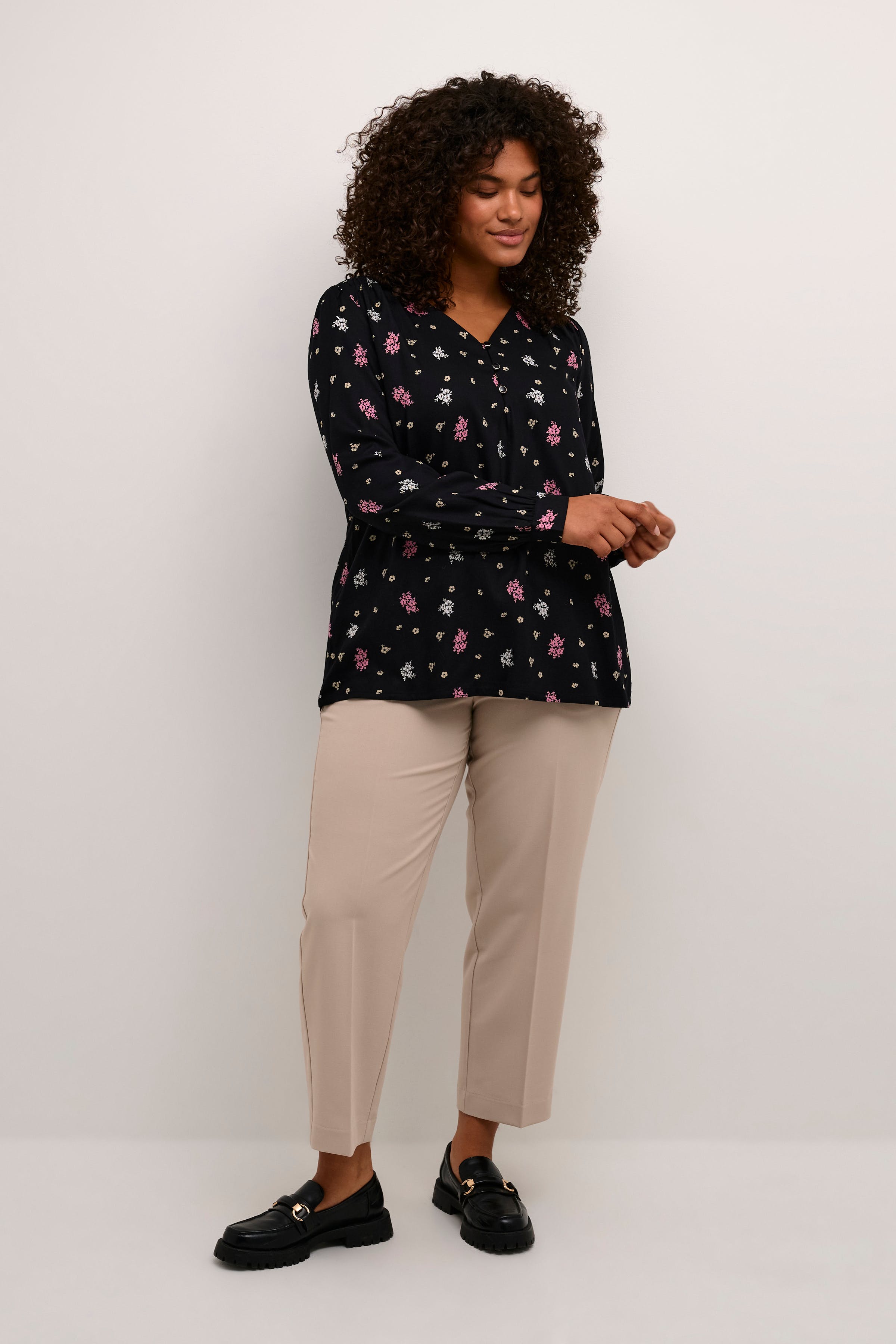 KCdalia Blouse LOOKBOOK FRONT 10581976-105282