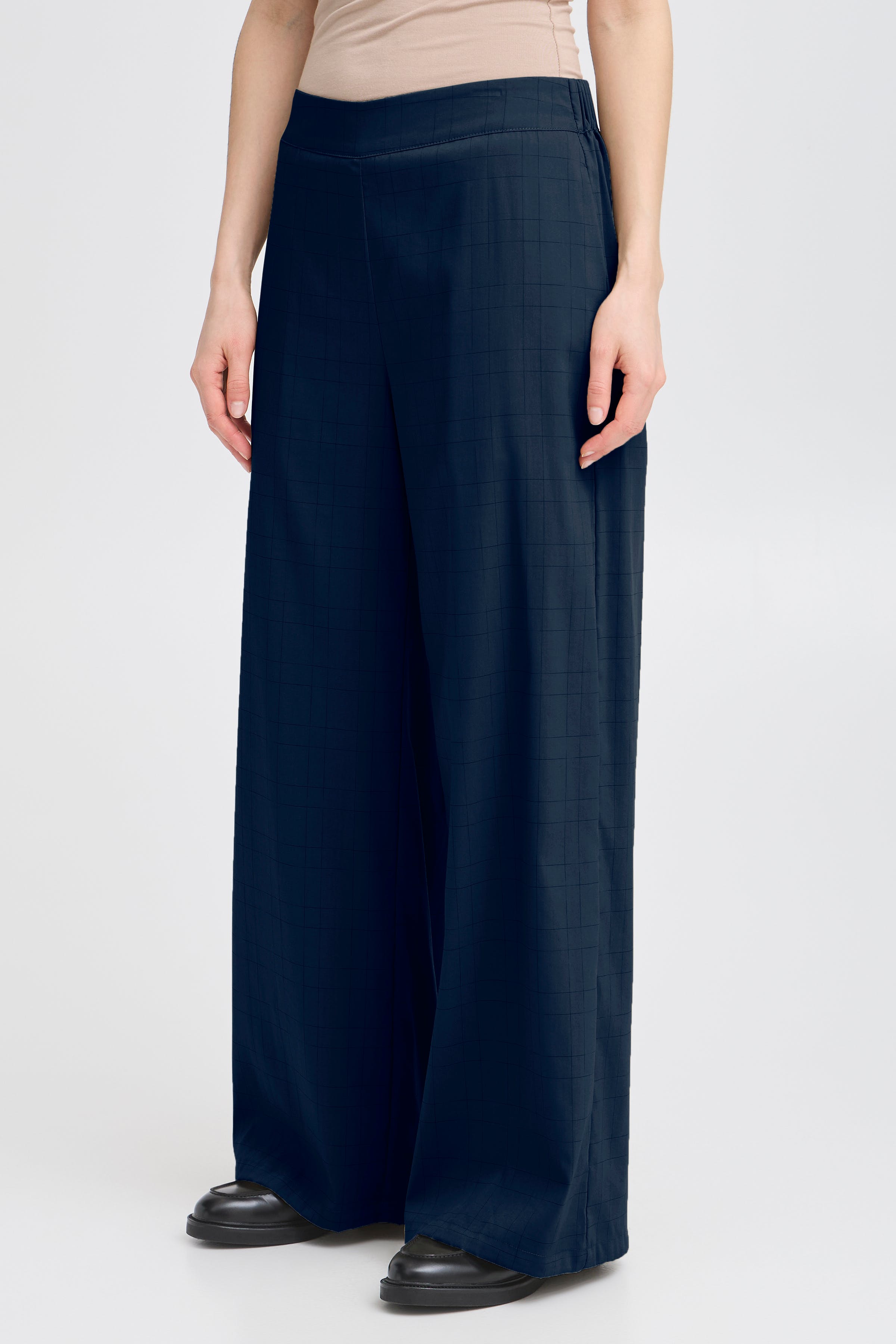 FRCHECKA Hose LOOKBOOK FRONT 20616230-193923