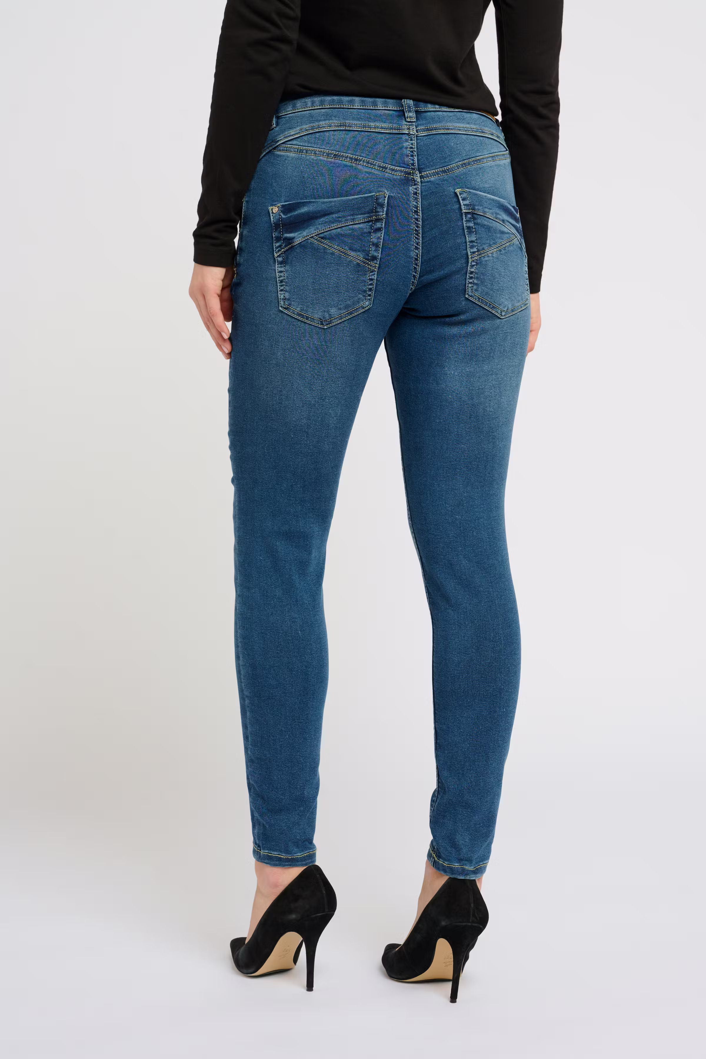 CRSandy Jeans LOOKBOOK BACK 10610602-102572