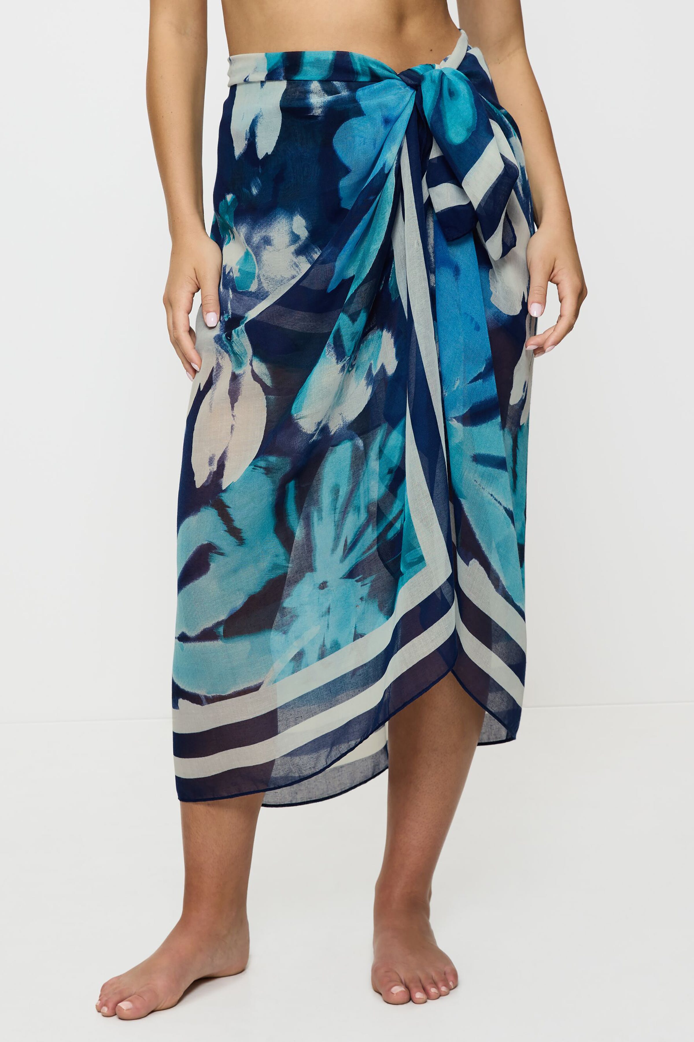 BeachPareo Scarf LOOKBOOK FRONT 40500292-TM025