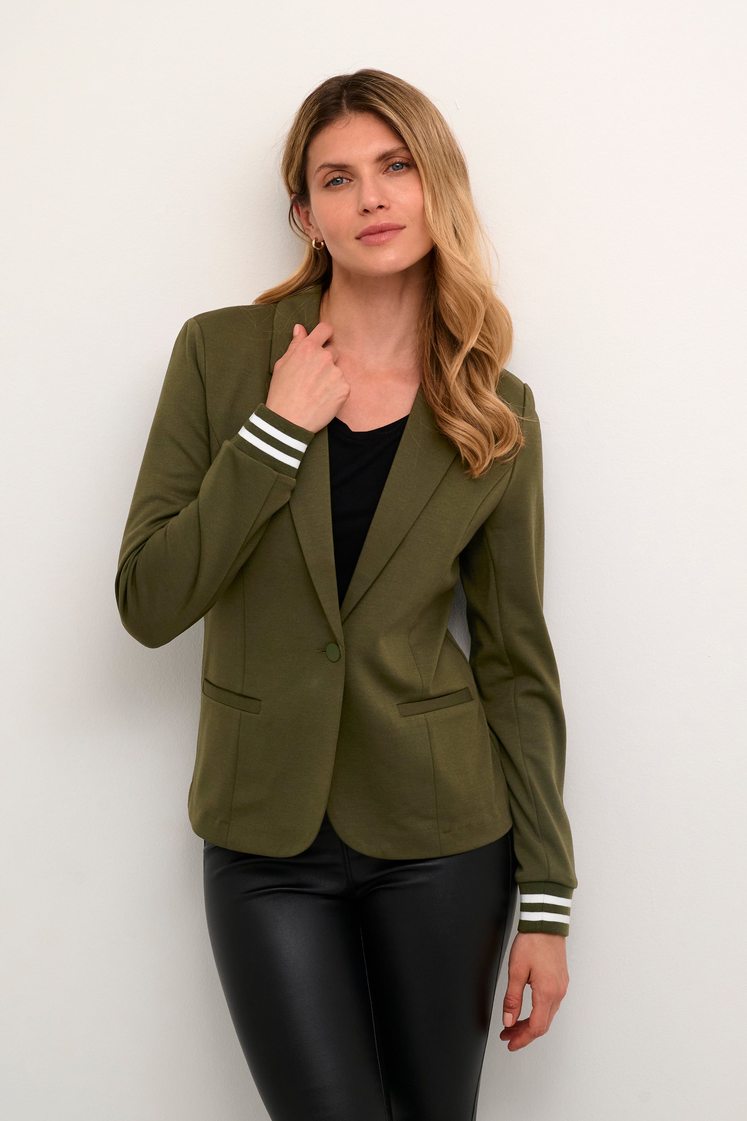 KAKinnie Blazer LOOKBOOK FRONT 10550800-105071