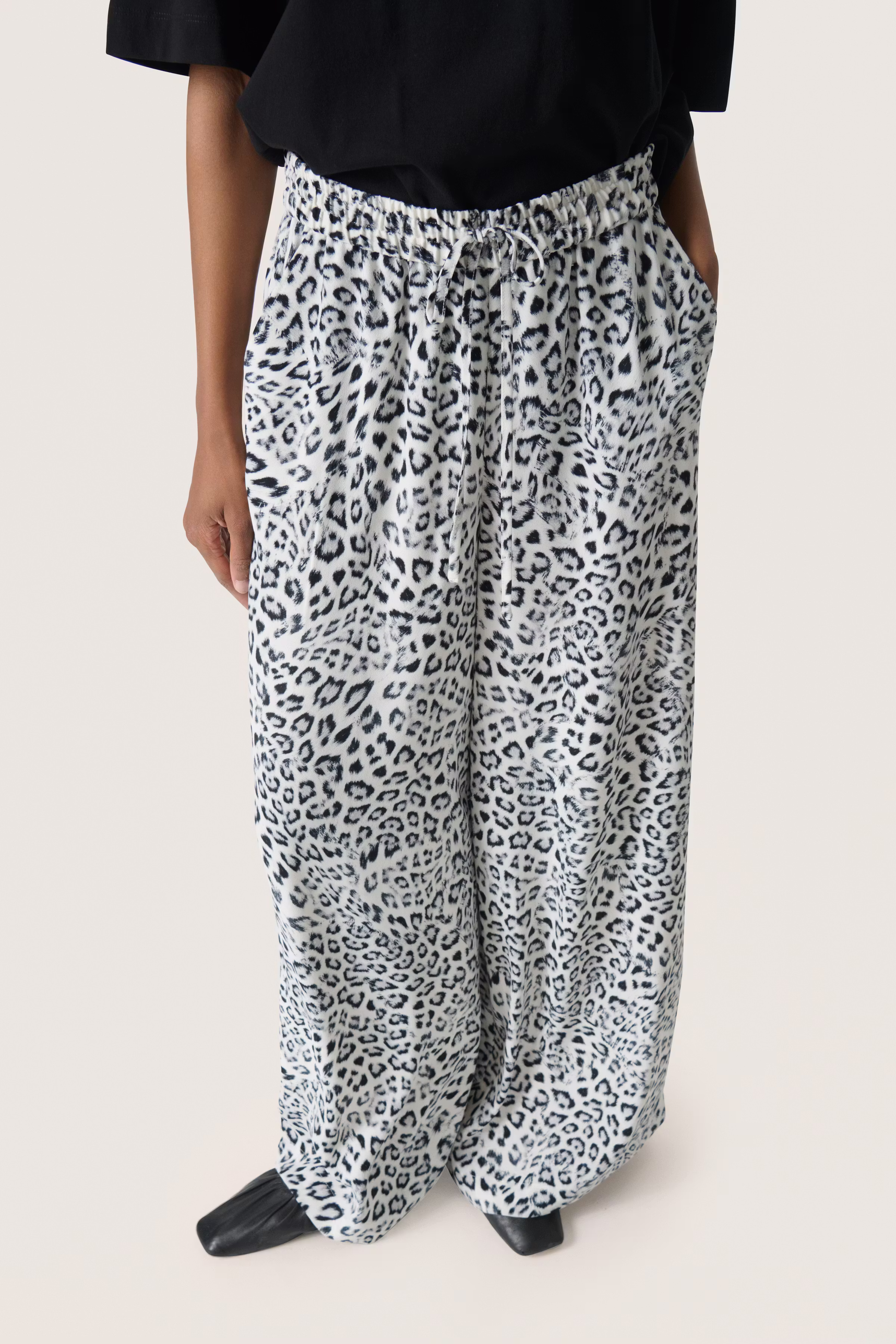 SLShirley Byxor LOOKBOOK DETAIL 30408449-304331