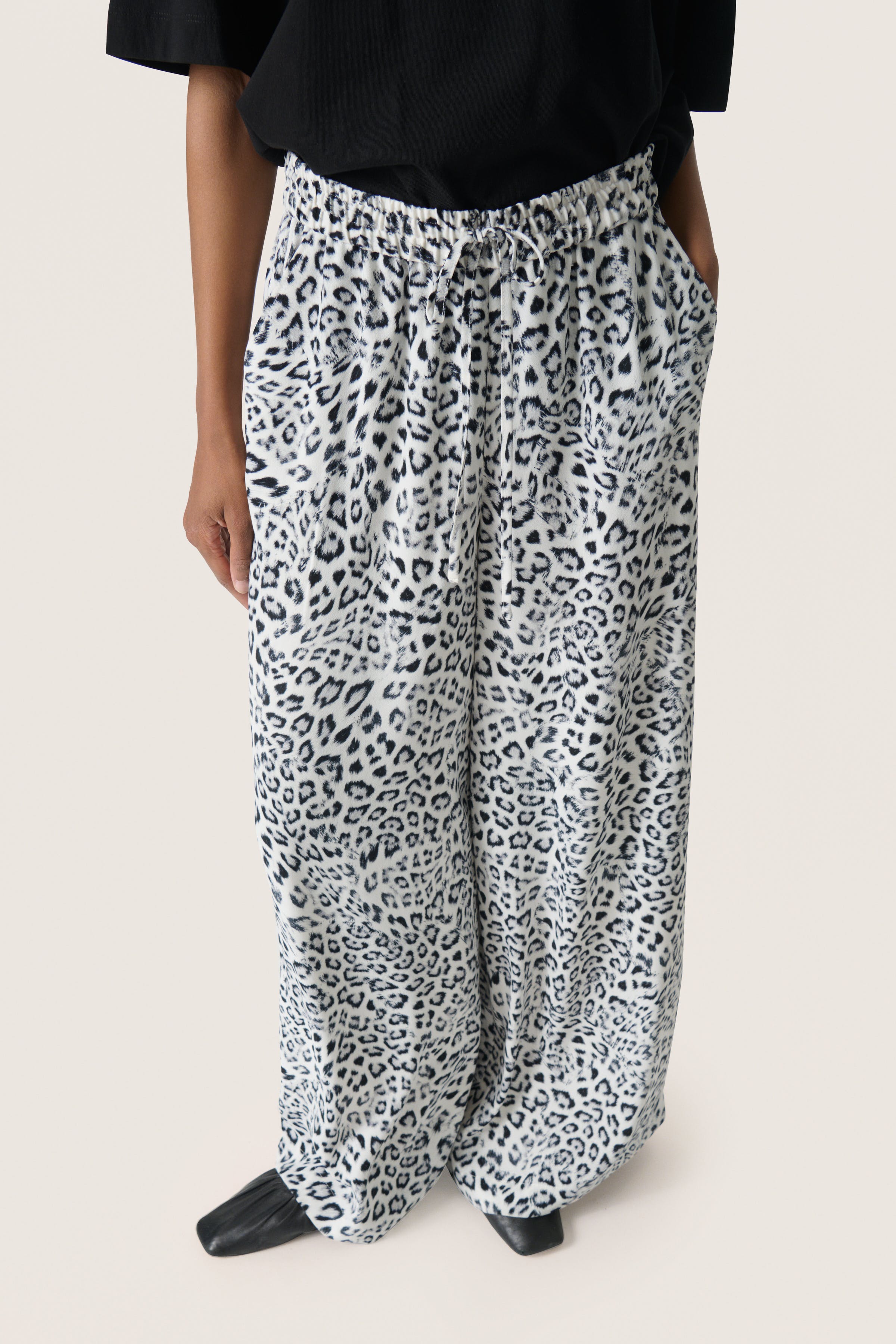 SLShirley Trousers LOOKBOOK DETAIL 30408449-304331