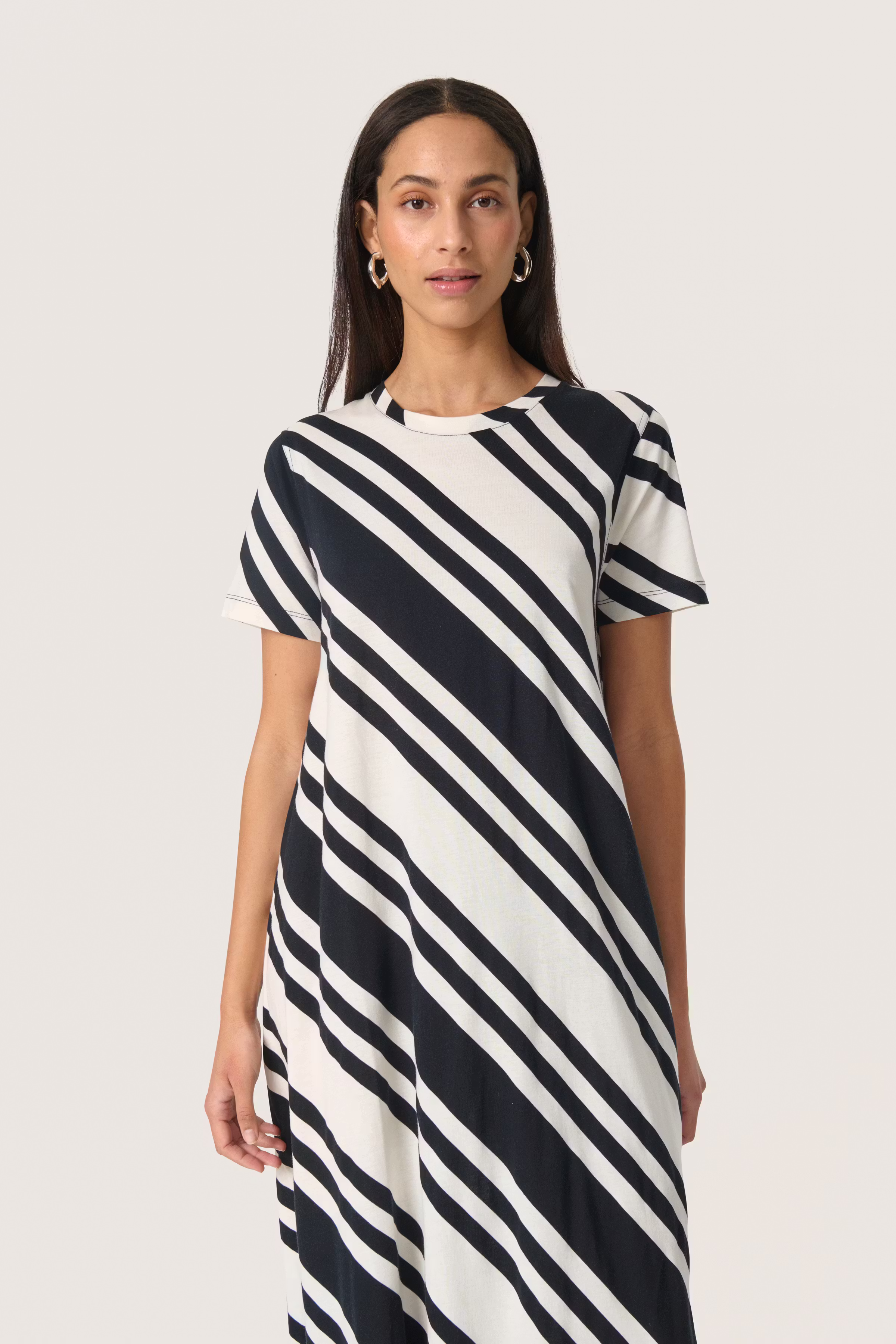 SLAeve Dress LOOKBOOK FRONT 30408198-303727