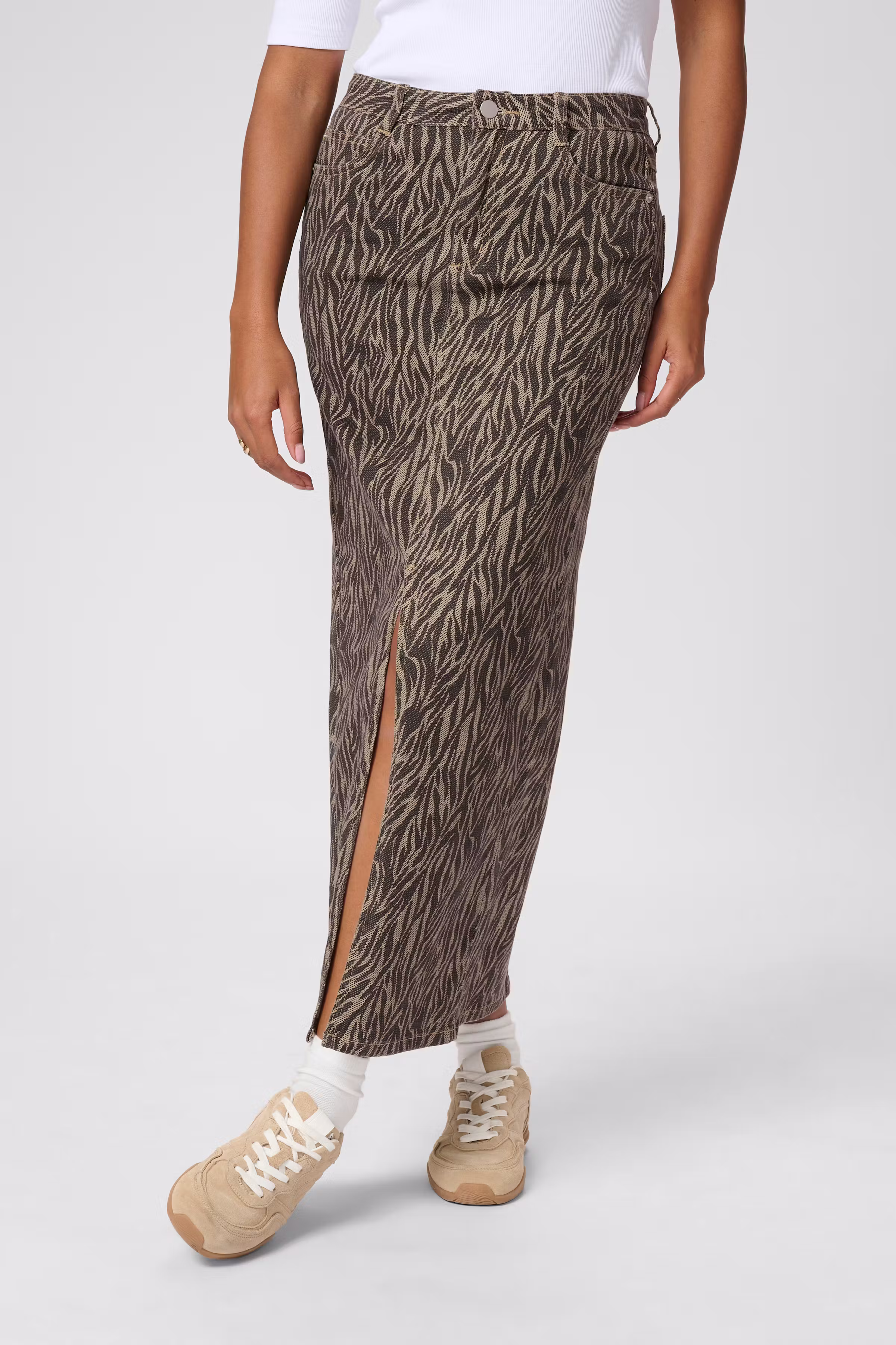 KAleondra Skirt LOOKBOOK FRONT 10510135-107719