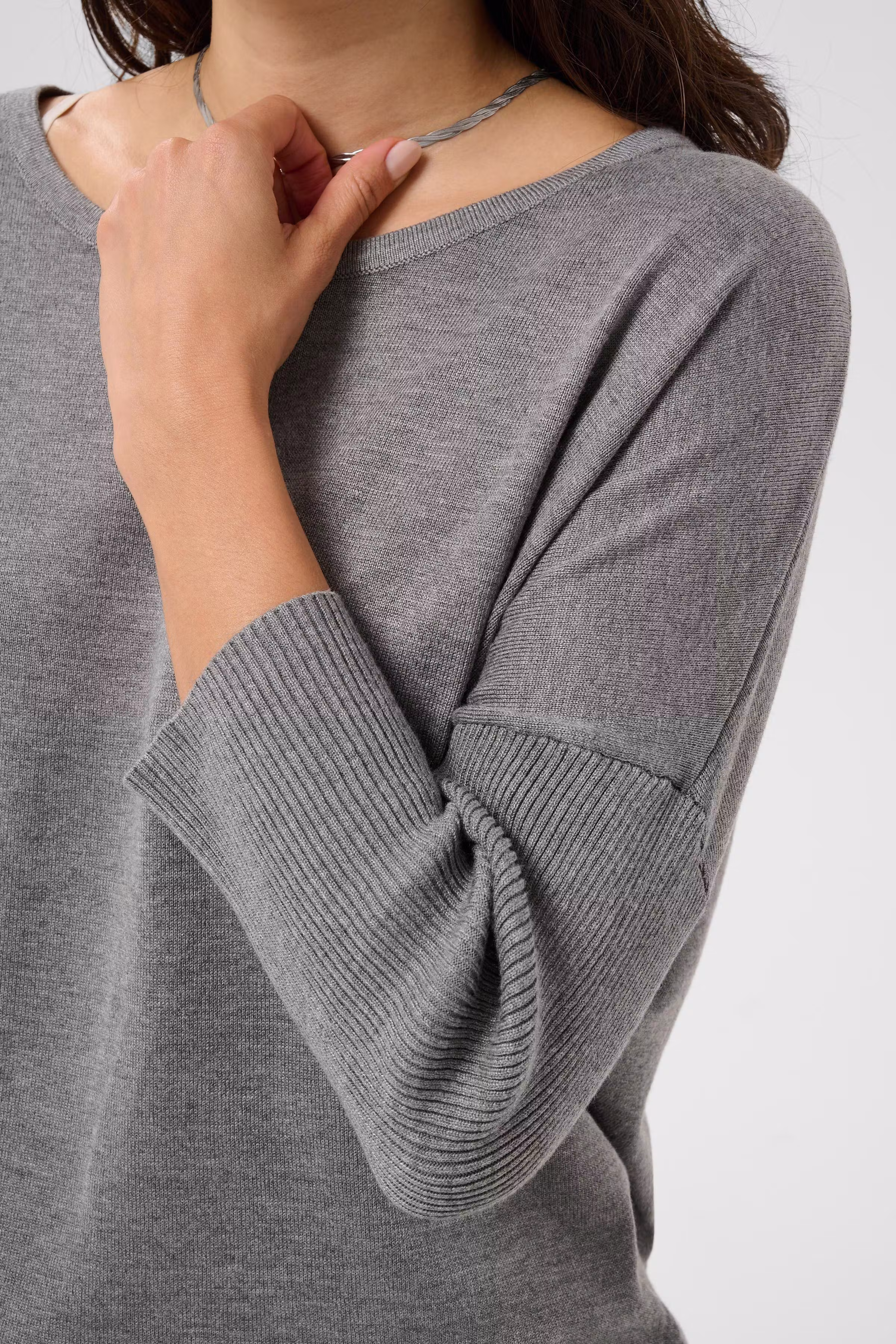 MilaSZ R-Neck Pullover
 LOOKBOOK DETAIL 30500003-1739141