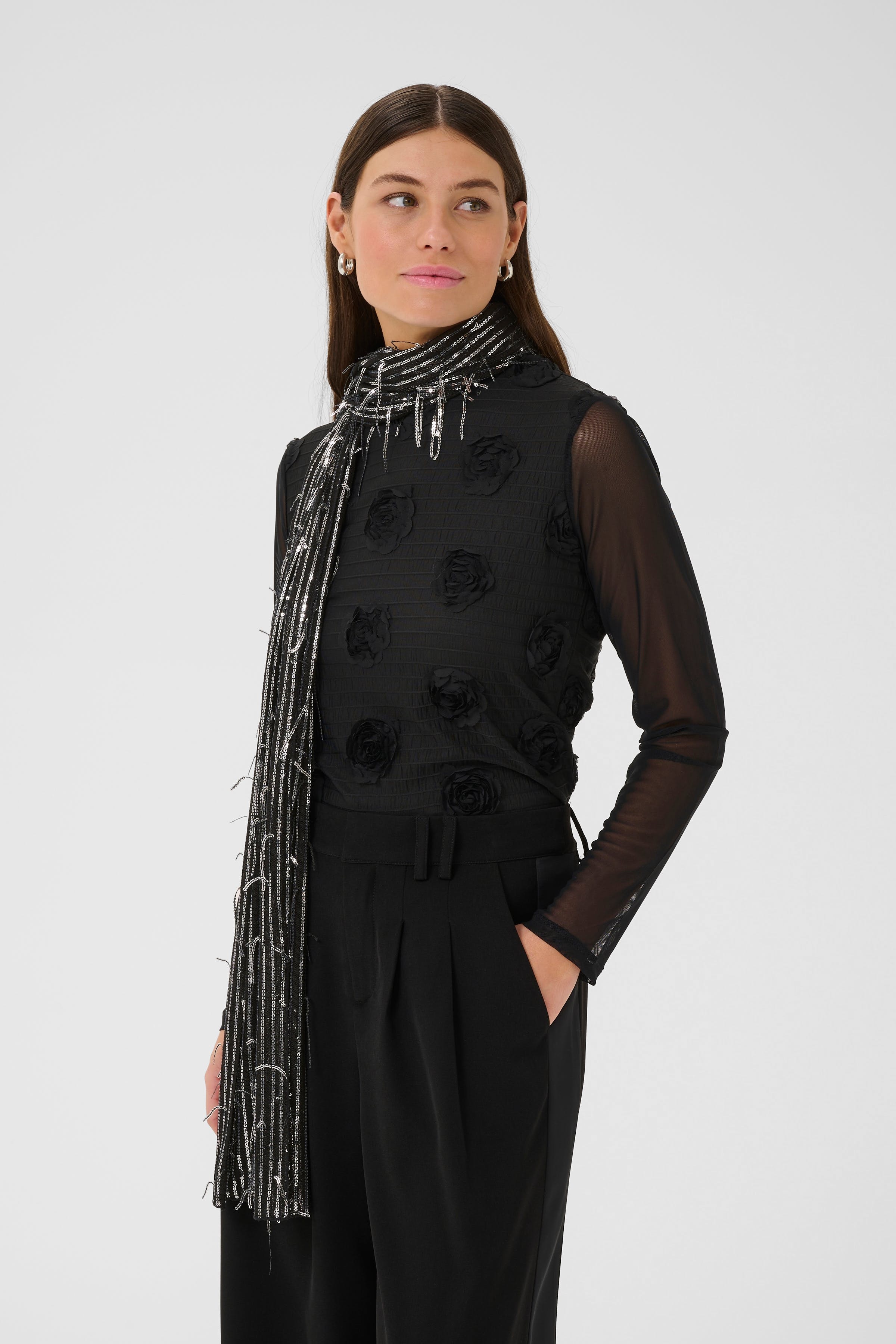 CUbling Paljettsjal LOOKBOOK FRONT 50112542-500003