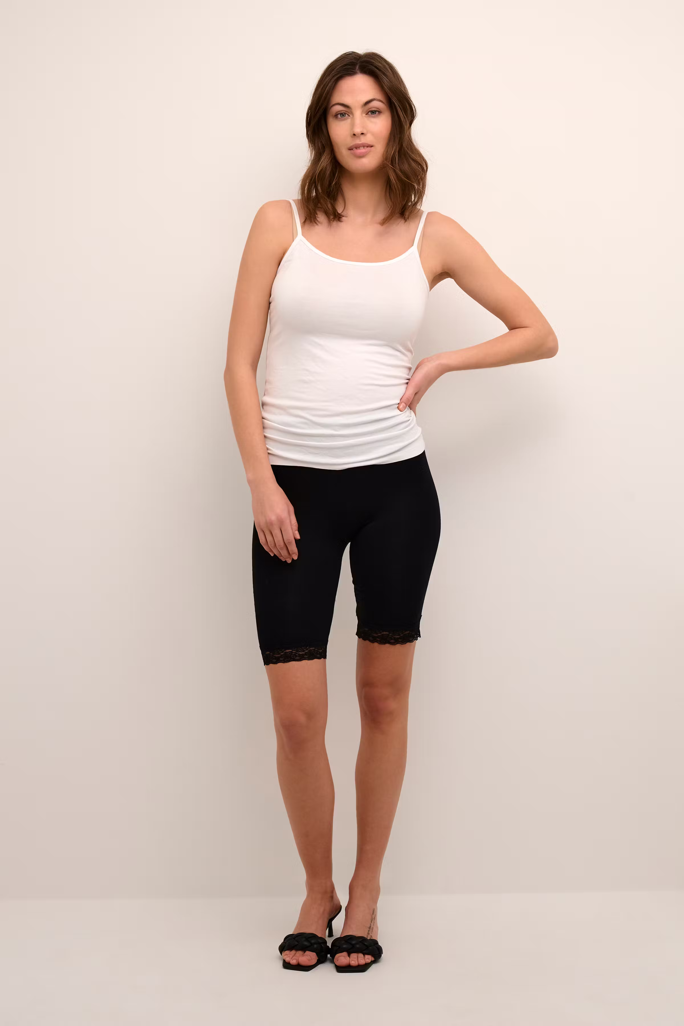 KAsvala Shorts LOOKBOOK FRONT 10504330-50600