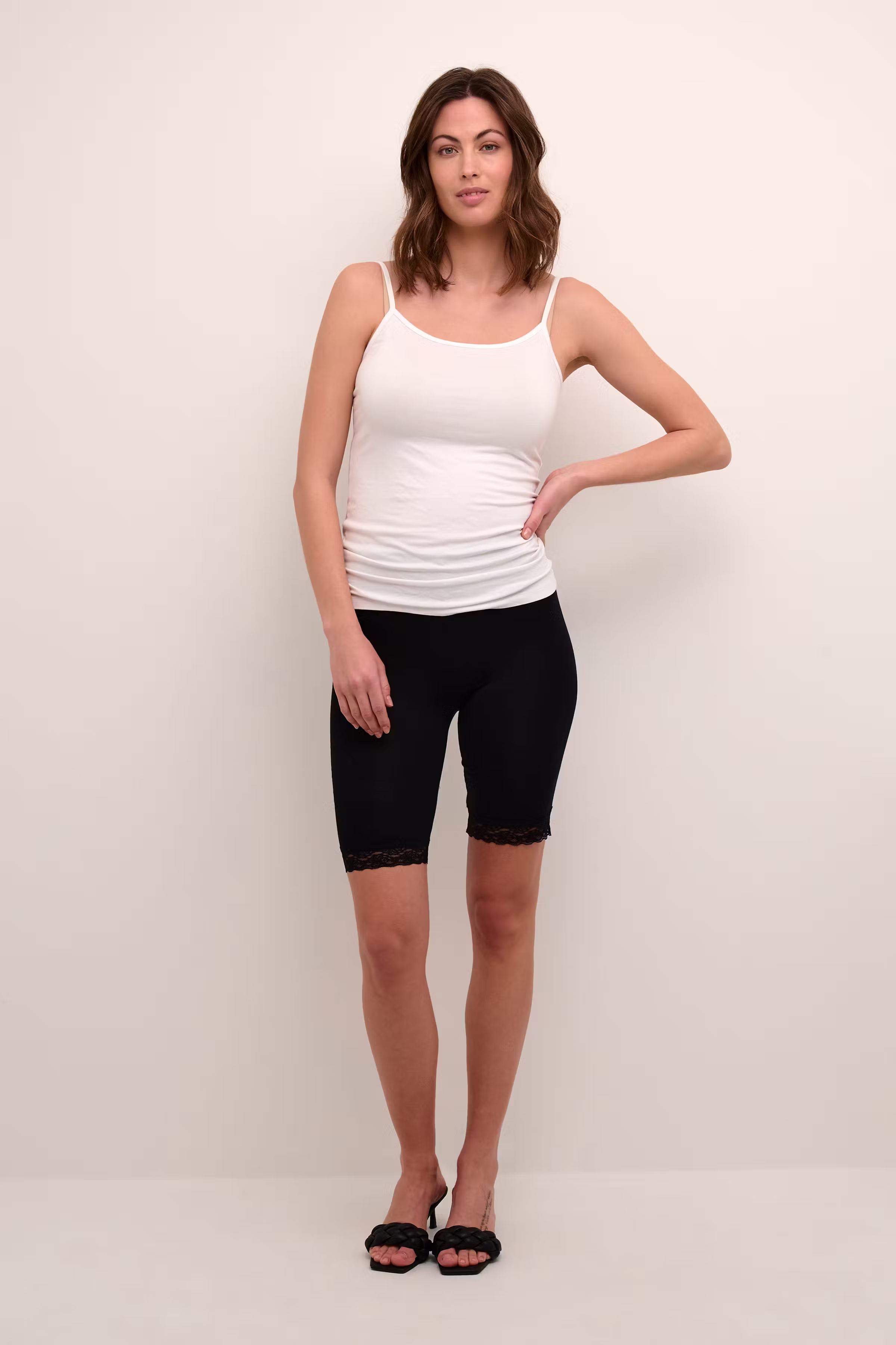 KAsvala Shorts LOOKBOOK FRONT 10504330-50600