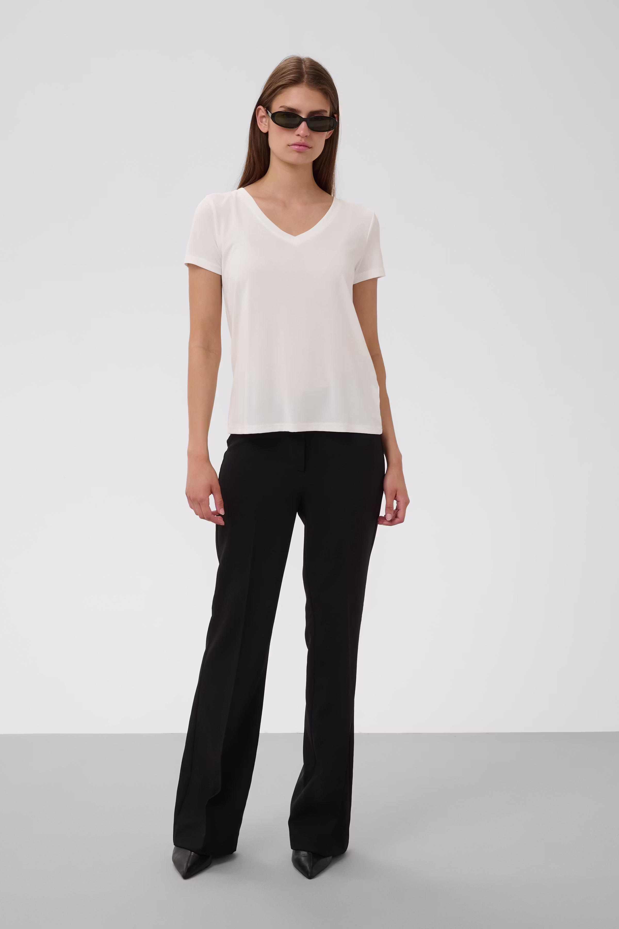 SLColumbine V-neck T-shirt LOOKBOOK FRONT 30404284-40093