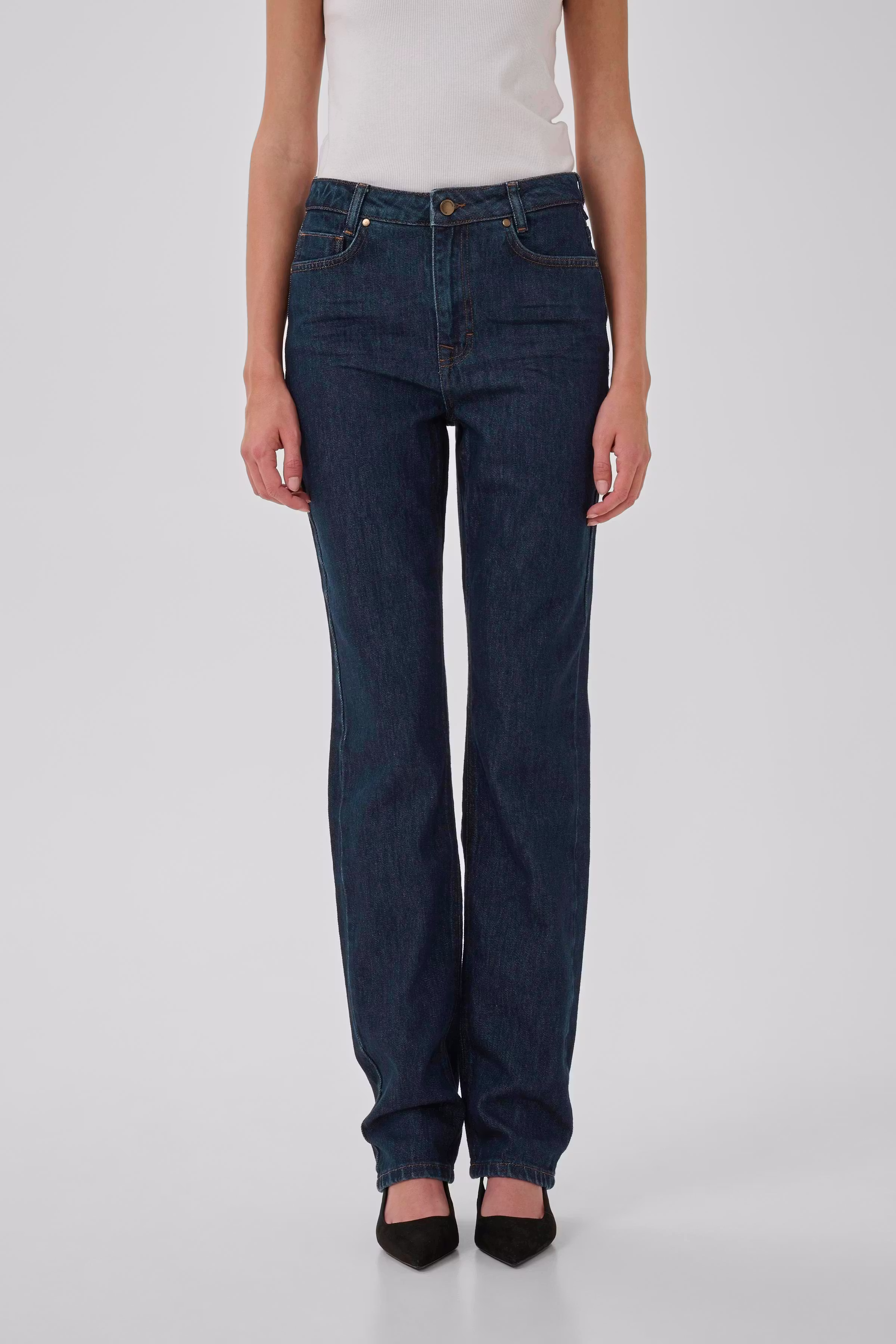 07 THE ISA HIGH STRAIGHT JEANS LOOKBOOK FRONT 10705264-100067