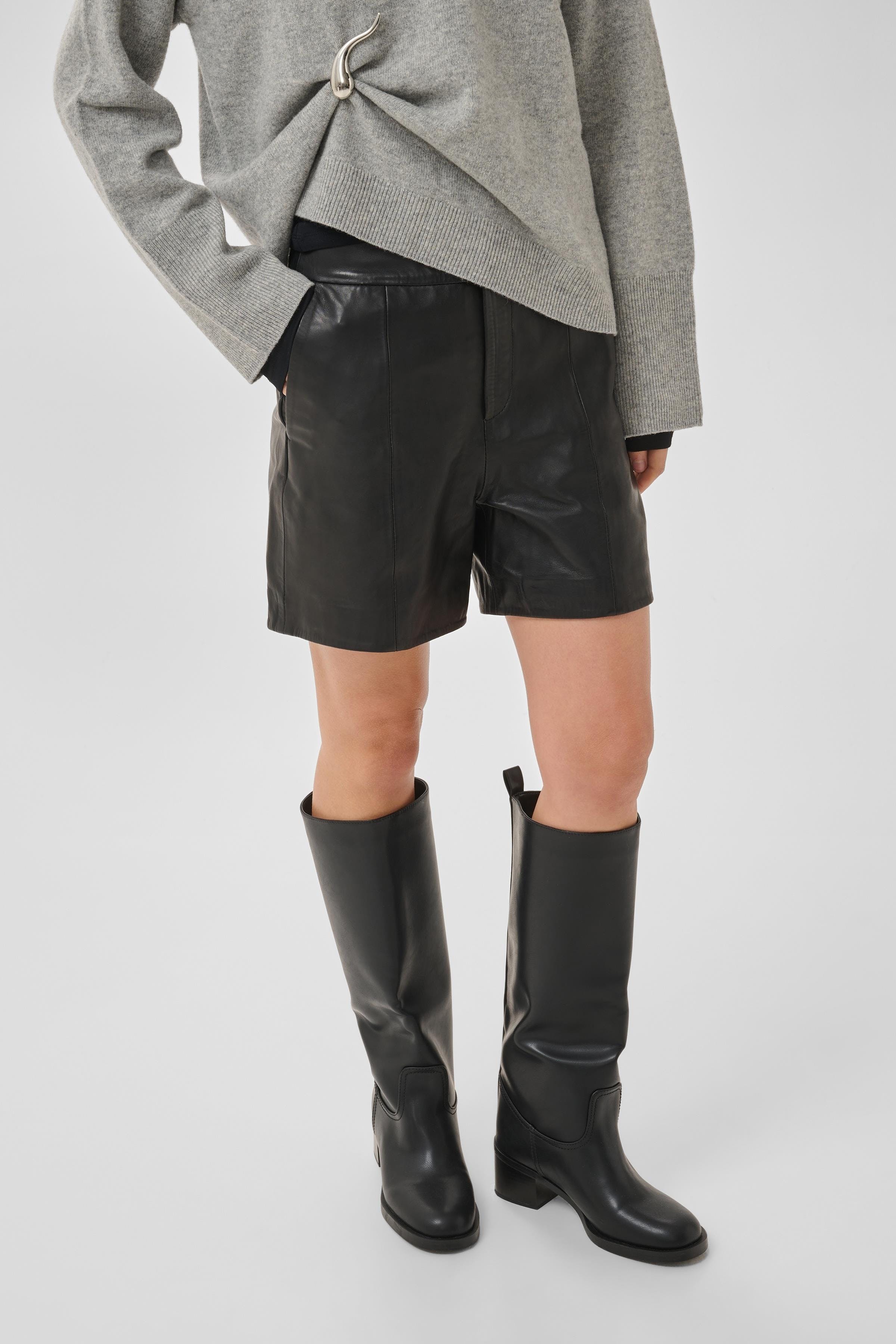 12 THE LEATHER SHORTS LOOKBOOK FRONT 10703633-100031