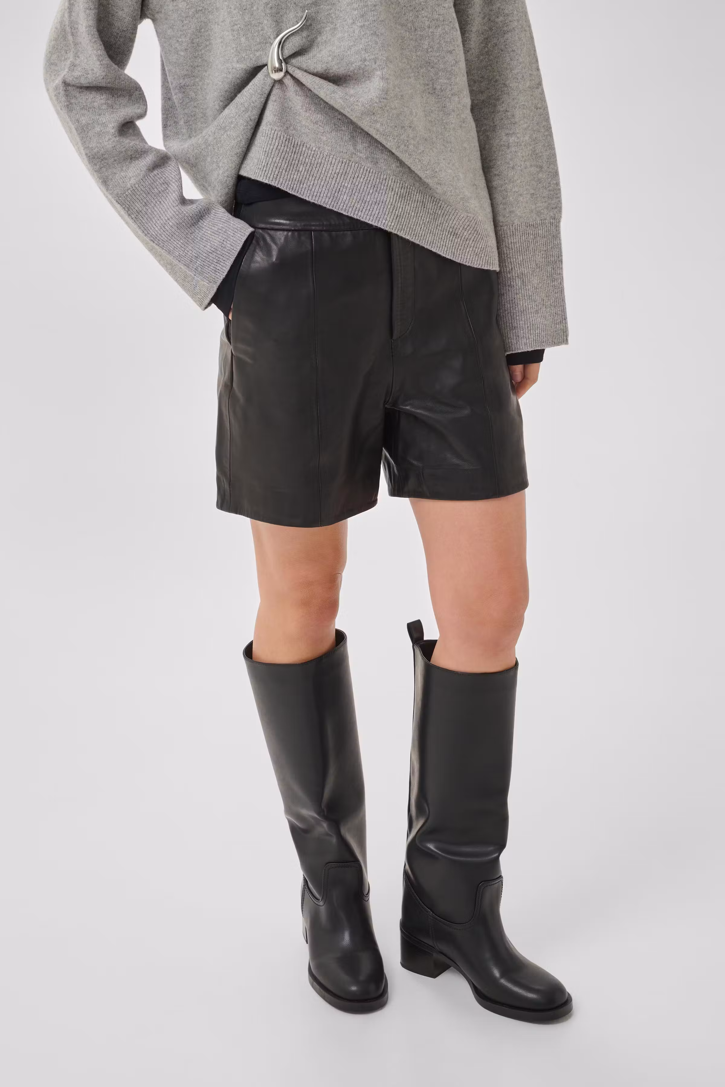 12 THE LEATHER SHORTS LOOKBOOK FRONT 10703633-100031