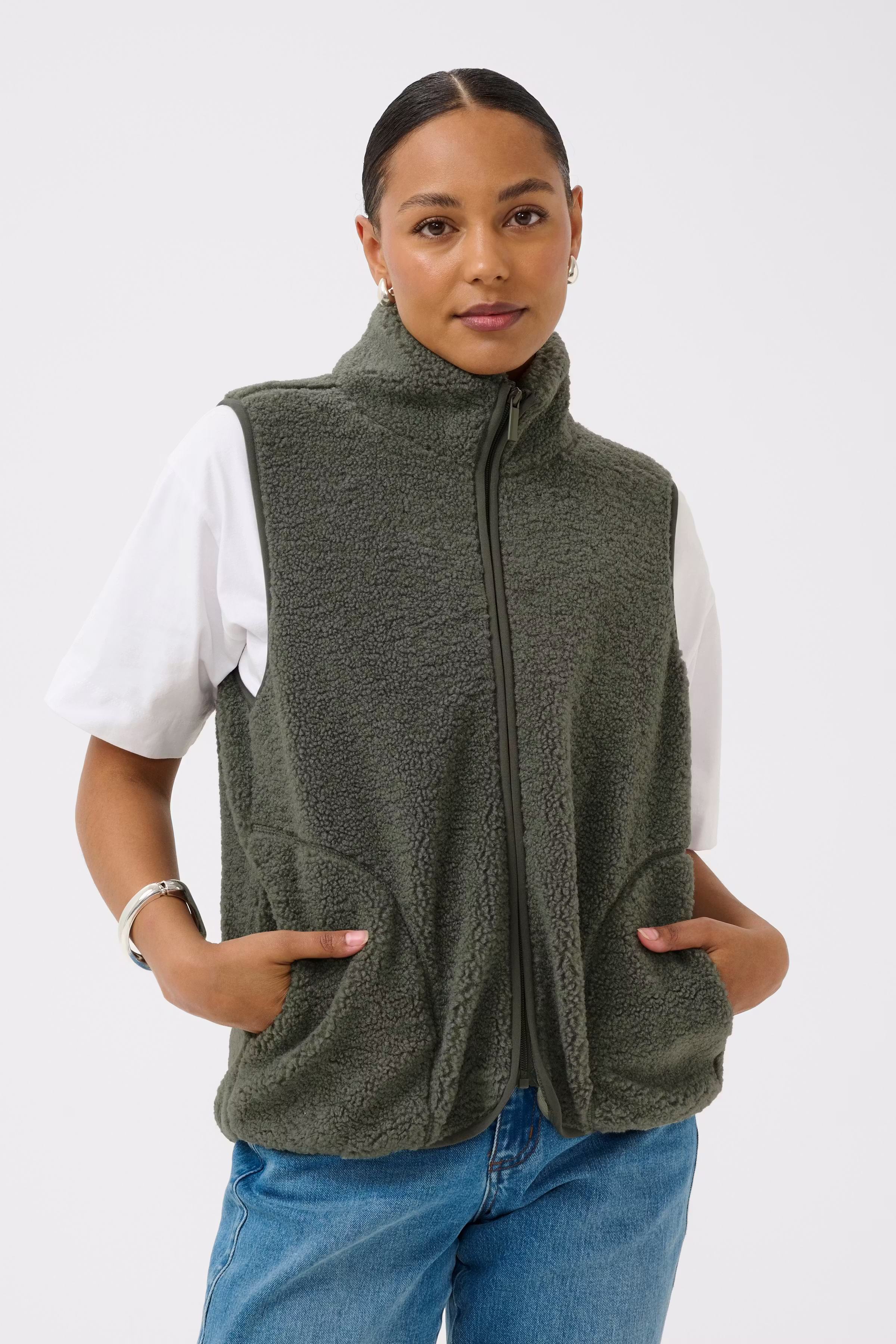 KAally Vest LOOKBOOK FRONT 10512029-176212