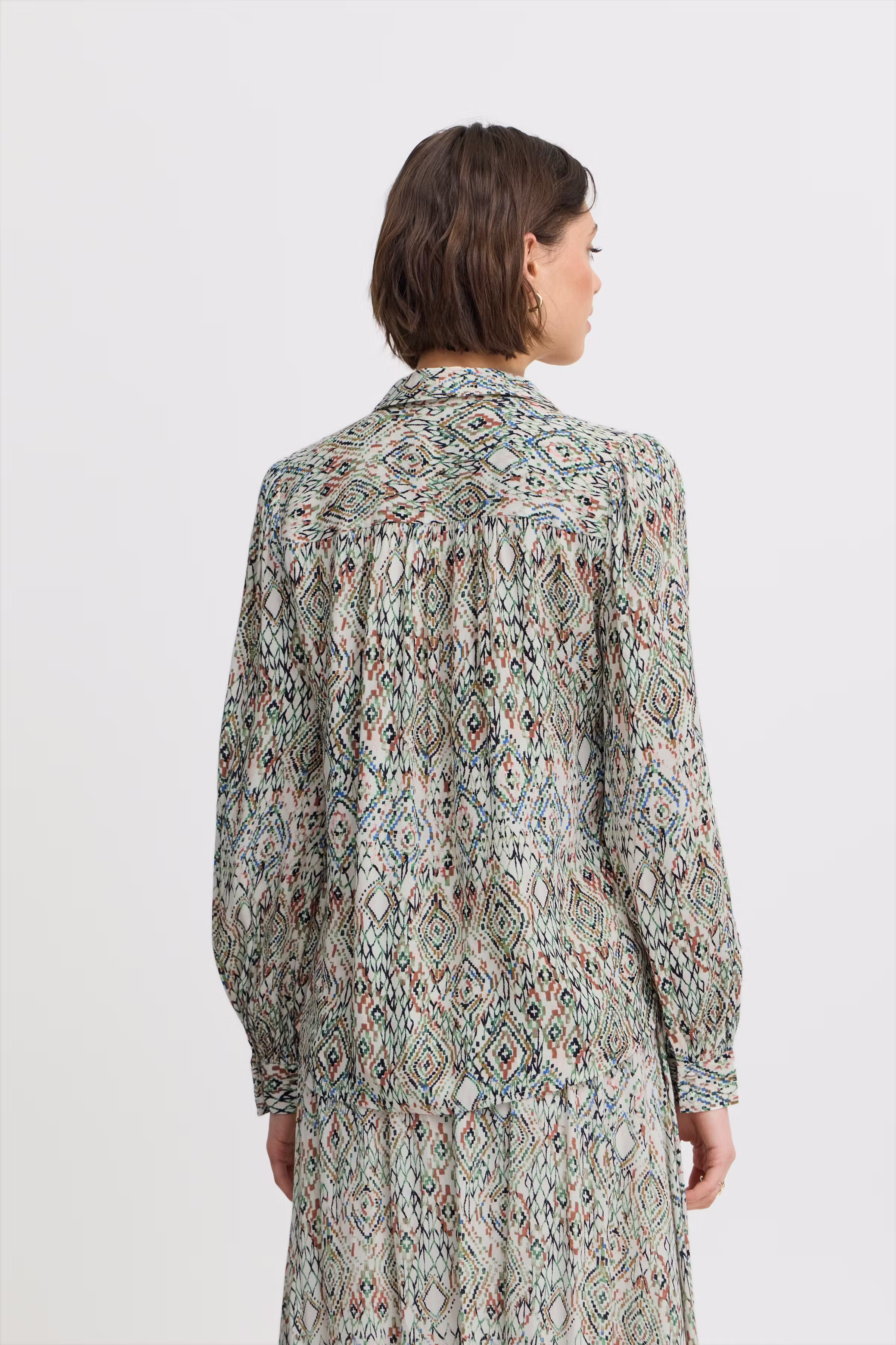 IRNOELLA Shirt LOOKBOOK BACK 20121319-203202
