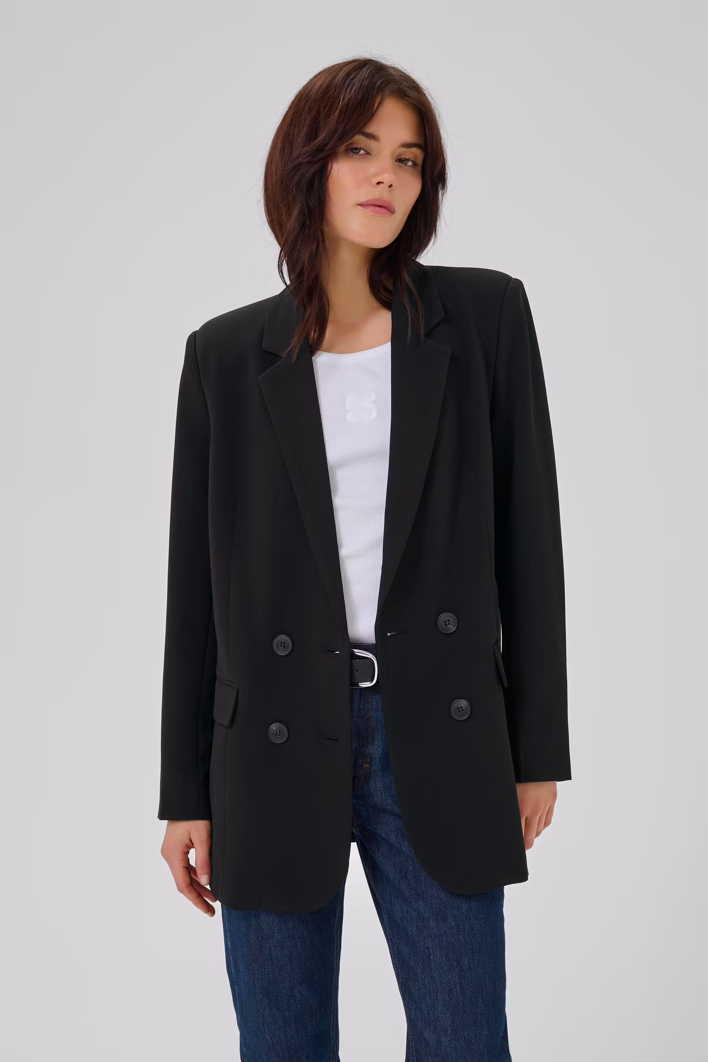 27 THE TAILORED BLAZER LOOKBOOK FRONT 10705318-100031