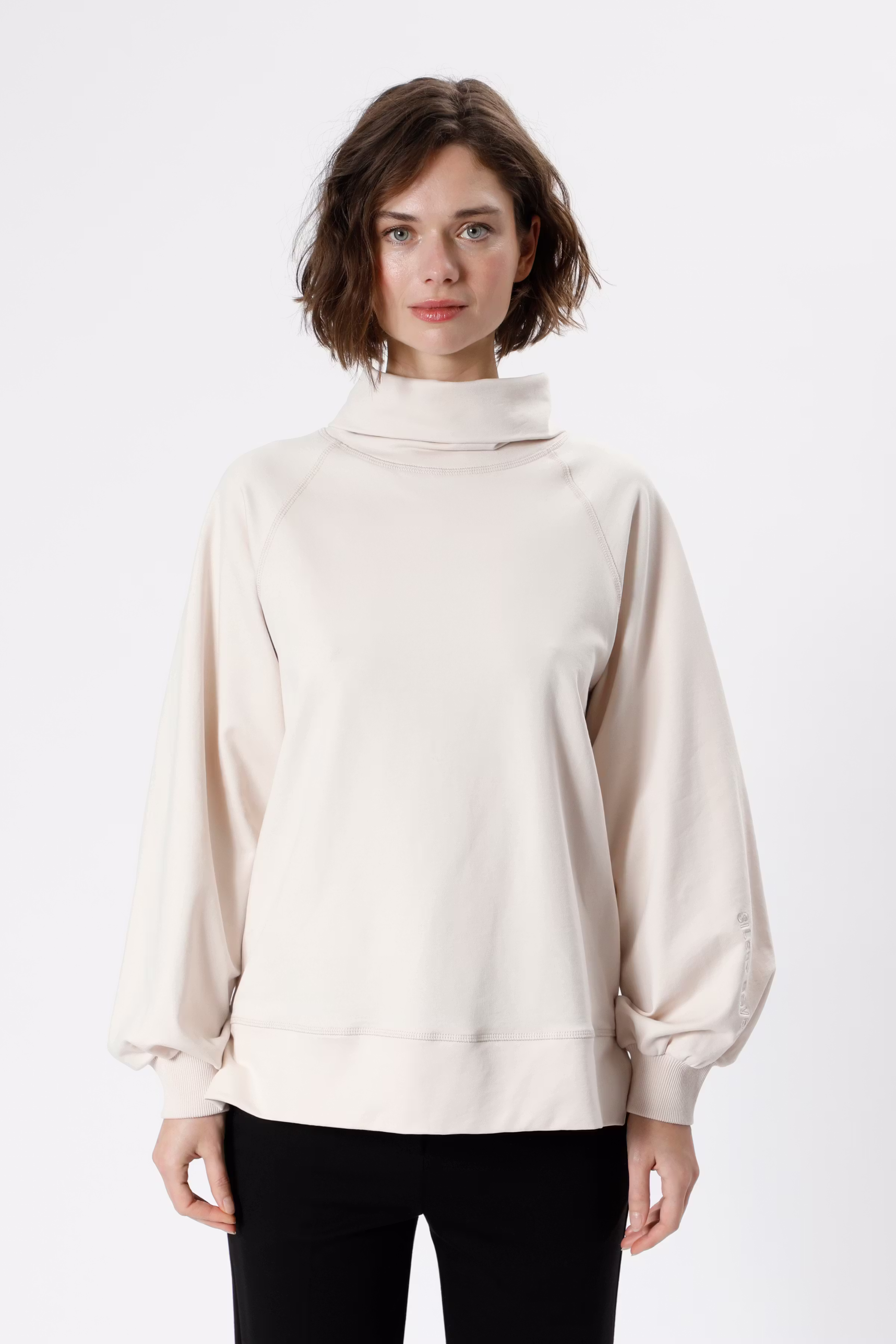 AshKB Sweatshirt LOOKBOOK FRONT 10103674-120104