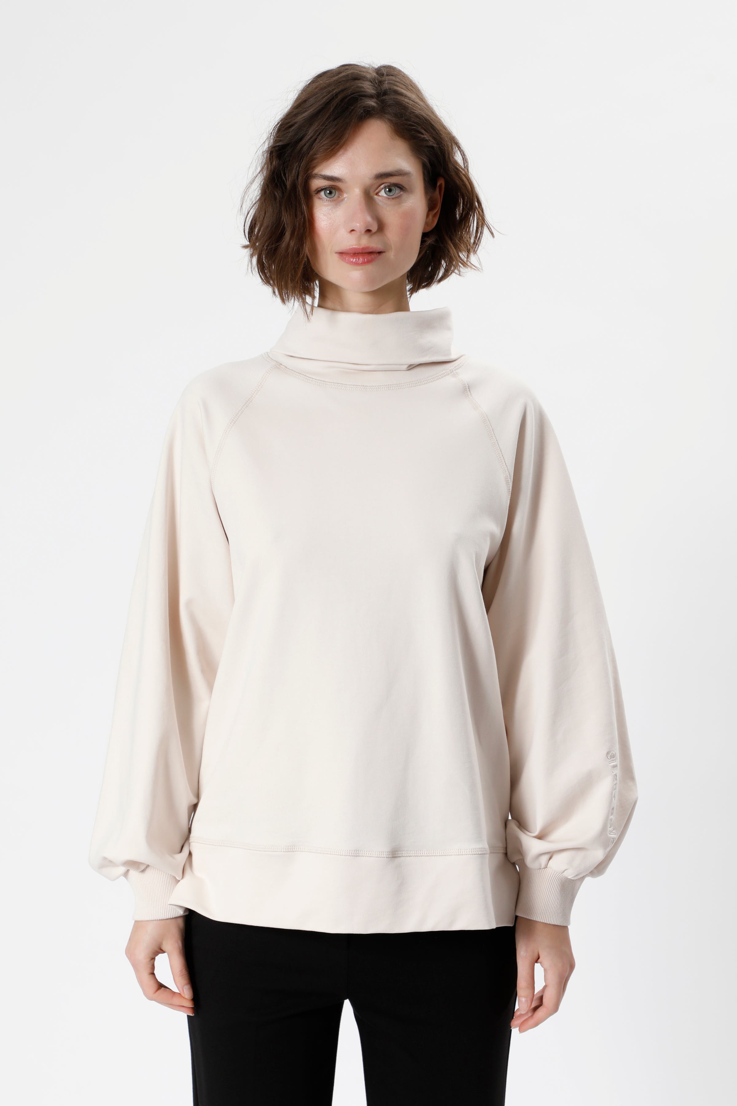 AshKB Sweatshirt LOOKBOOK FRONT 10103674-120104