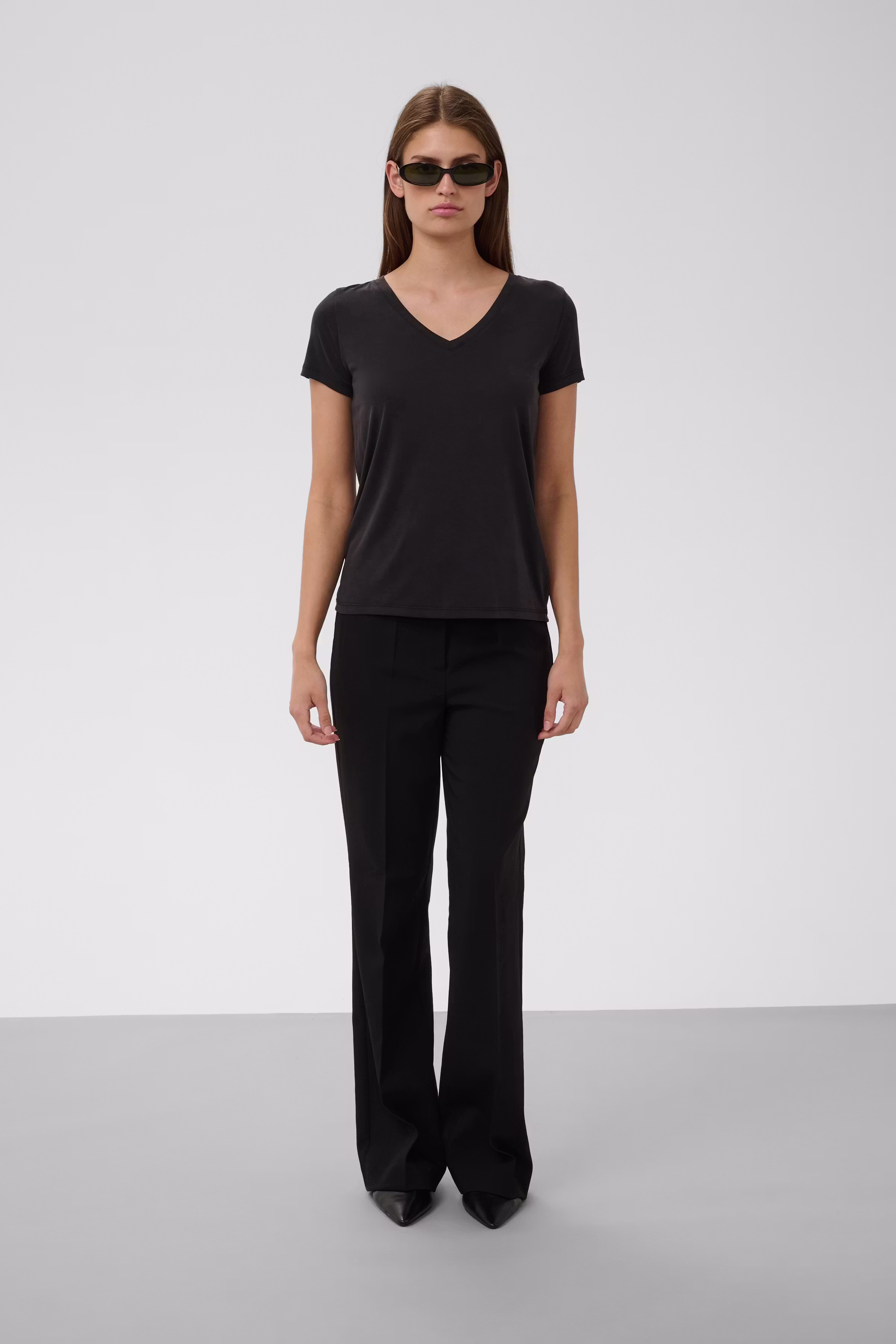 SLColumbine V-neck T-shirt LOOKBOOK FRONT 30404284-40050
