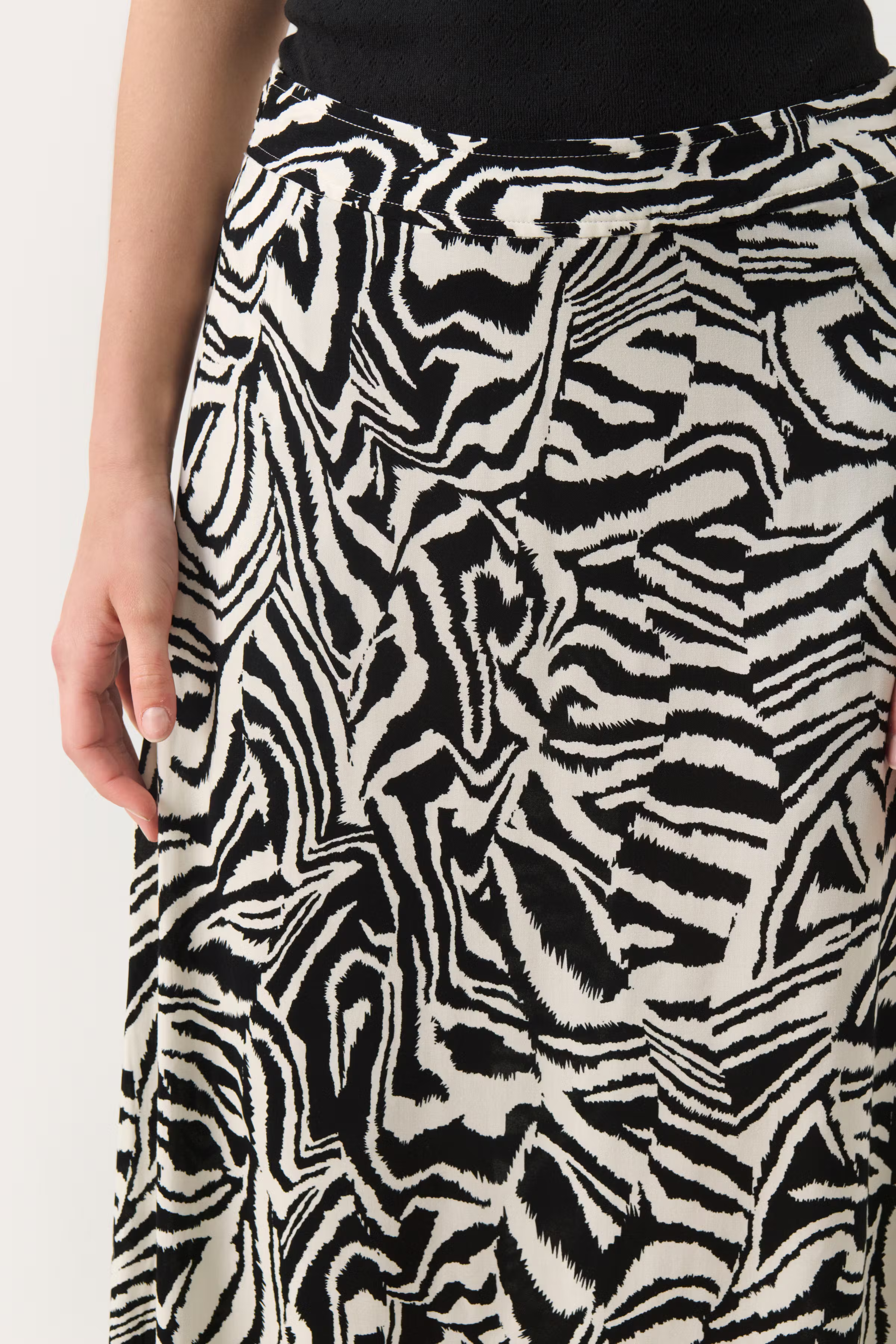 BiseraPW Skirt LOOKBOOK DETAIL 30308685-304011
