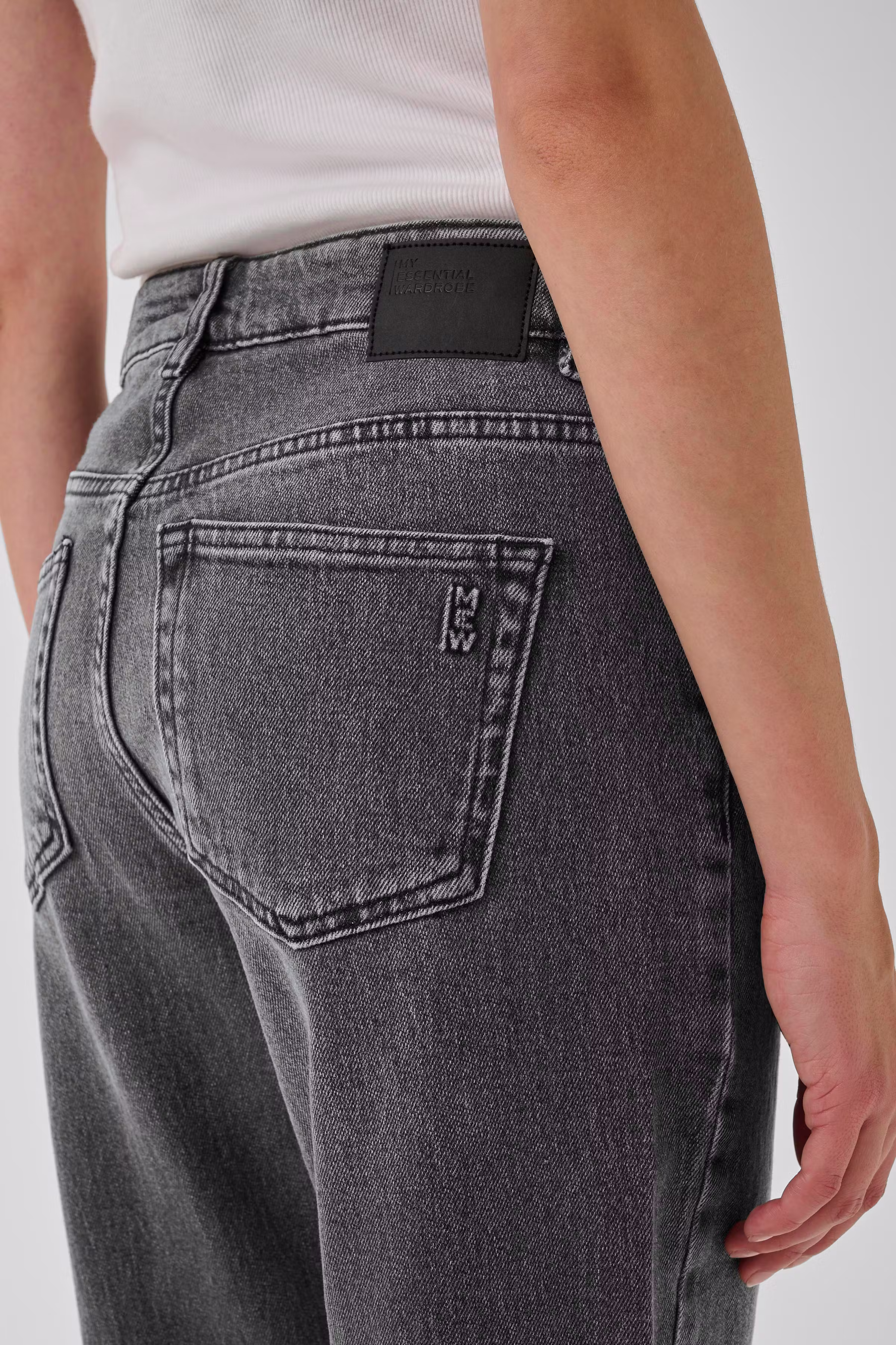 04 THE MOMMY HIGH TAPERED JEANS LOOKBOOK DETAIL 10704537-100087